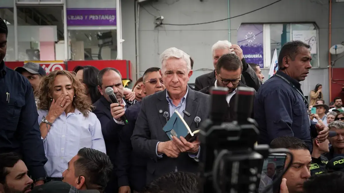 Así fue el homenaje de Álvaro Uribe a Miguel Uribe Turbay en el barrio Modelia de Bogotá: 'Ganó la elección de inspirador del pueblo de Colombia'
