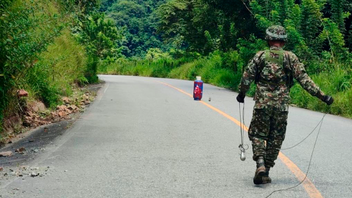 Susto en Antioquia por dos cargas explosivas y un cilindro de gas ubicados en la vía que conduce de San Andrés de Cuerquia a Toledo