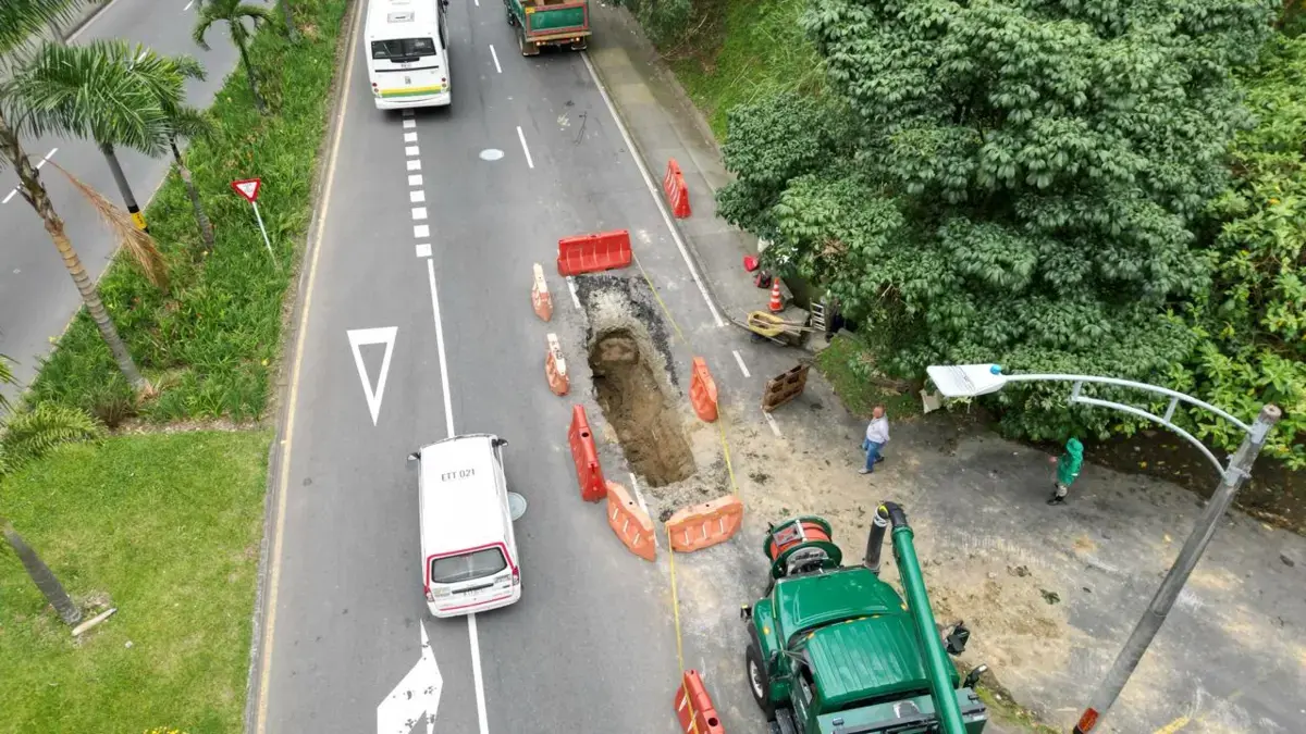 Un carril de la vía Las Palmas, en Medellín, se encuentra cerrado a raíz de la repentina aparición de un hueco de 20 metros de profundidad