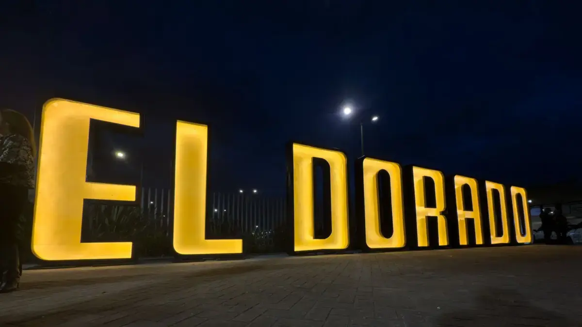 Bogotá rescata la memoria: vuelve a brillar el letrero histórico del aeropuerto El Dorado