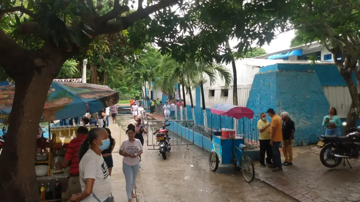 Atlántico | Quince días sin luz y sin asistir clases: colegio en Soledad sigue apagado mientras los estudiantes y acudientes esperan soluciones