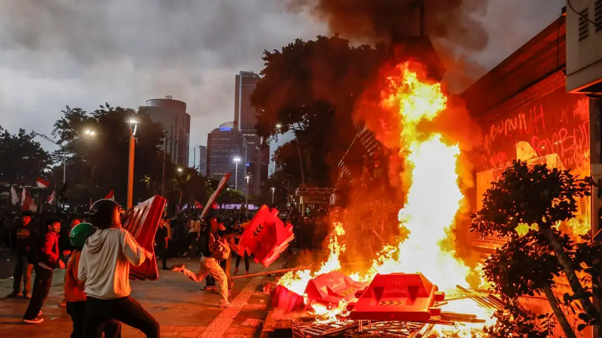 Al menos tres fallecidos por incendio provocado en las protestas en Indonsesia a causa de la muerte de un mototaxista atropellado por la policía