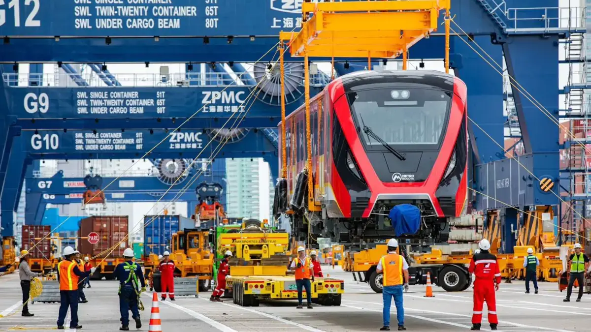 Primer tren del metro de Bogotá ya pisó territorio colombiano y empezará otro viaje, por tierra, hacia la capital