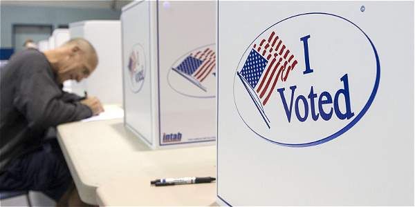 Electores depositan su voto este martes en Alexandria, Virginia (EEUU).