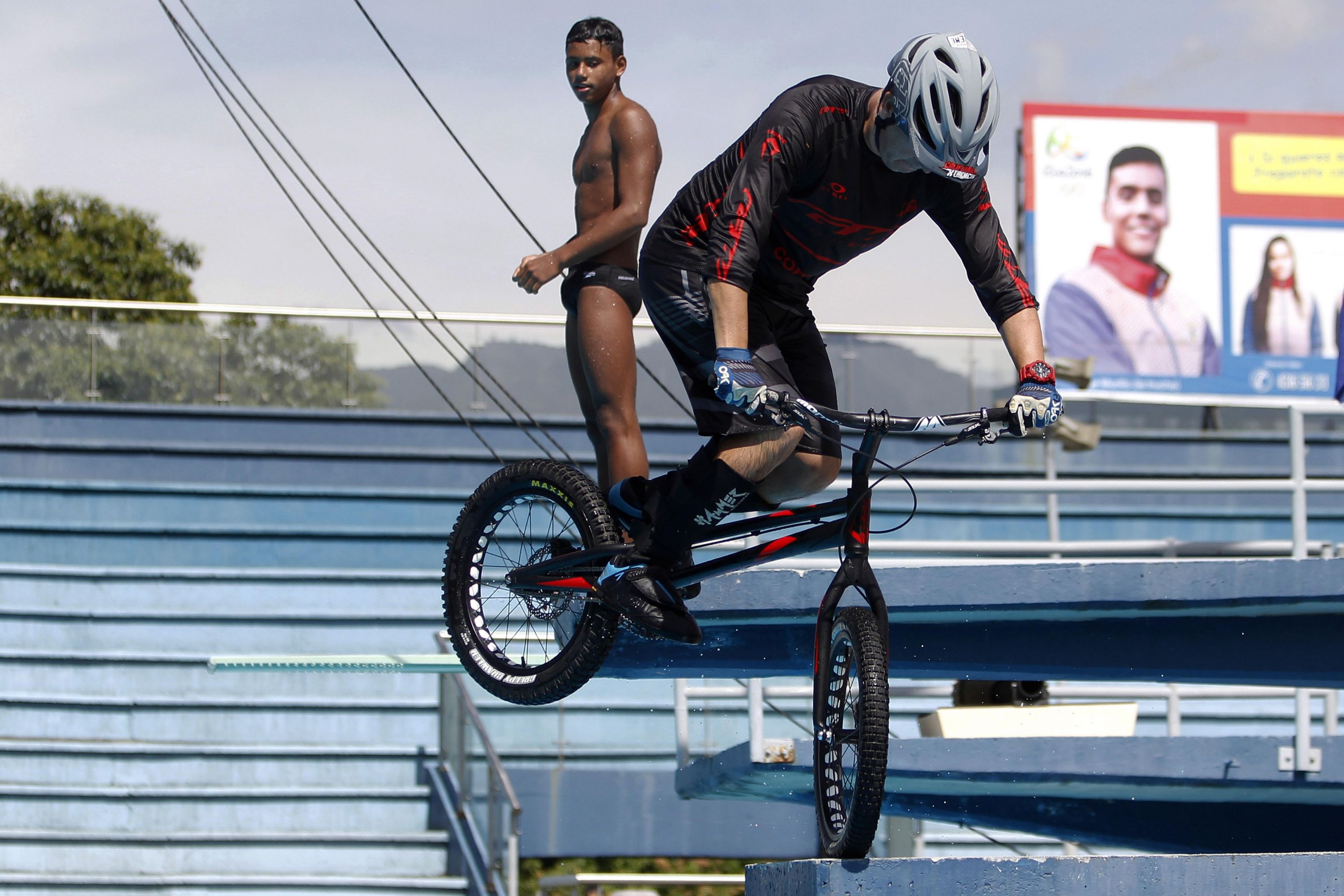 Javier Zapata incluyó en su exhibición saltos desde plataformas de cinco, siete y diez metros de altura en la pileta del Complejo Acuático Atanasio Girardot.