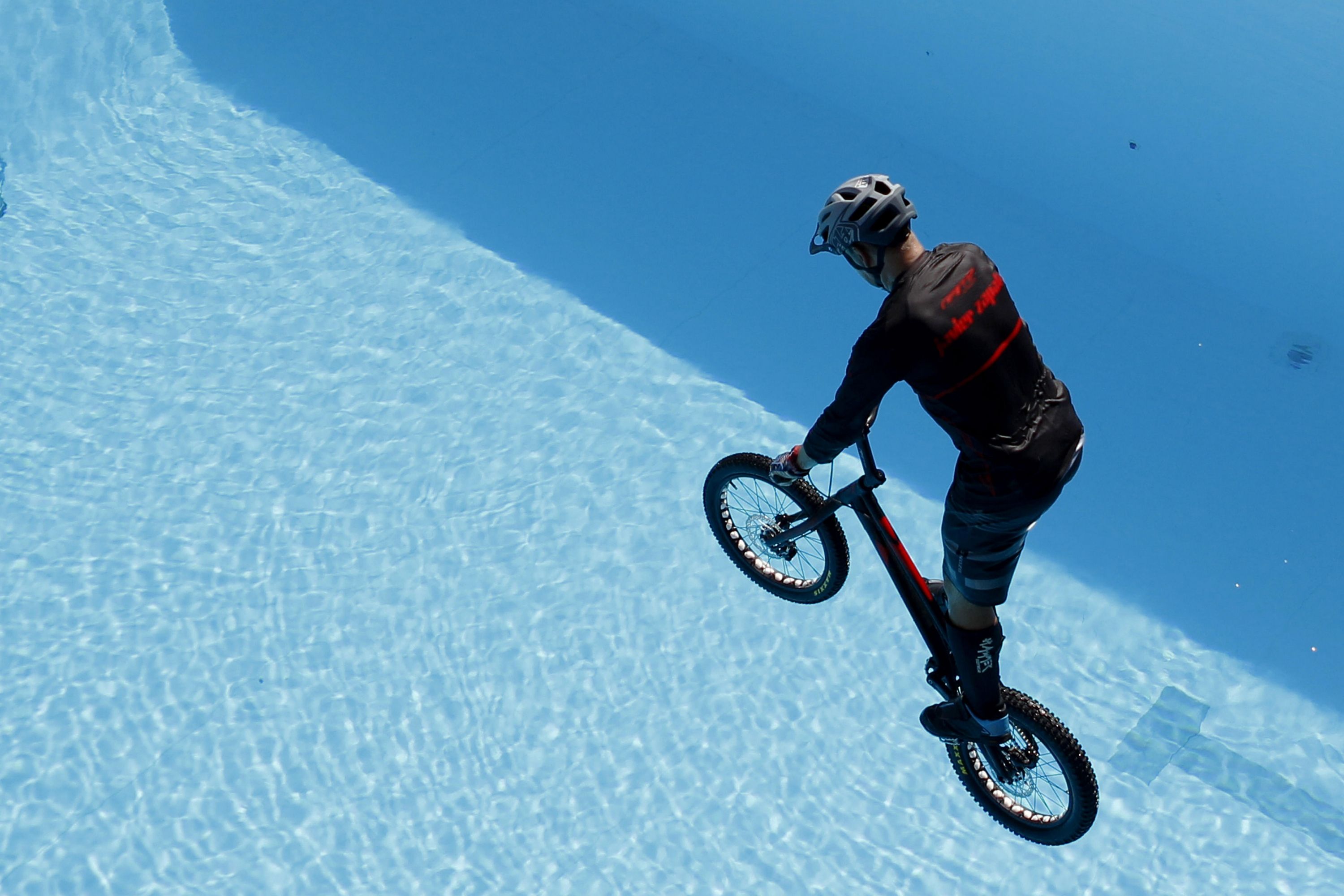 El deportista extremo Javier Zapata realizó un salto en bicicleta desde una plataforma de 10 metros a una piscina olímpica.