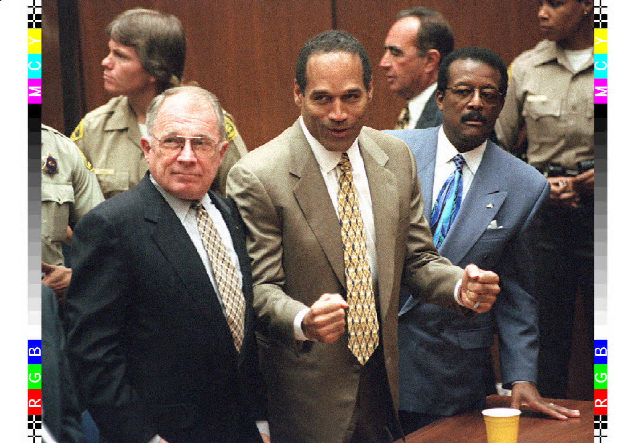 O. J. Simpson reacciona, luego de escuchar el veredicto el cual lo declaró inocente en el caso de doble asesinato llevado en su contra. Lo acompañan sus abogados, F. Lee Bailey (izquierda) y Johnnie Cochran (derecha).