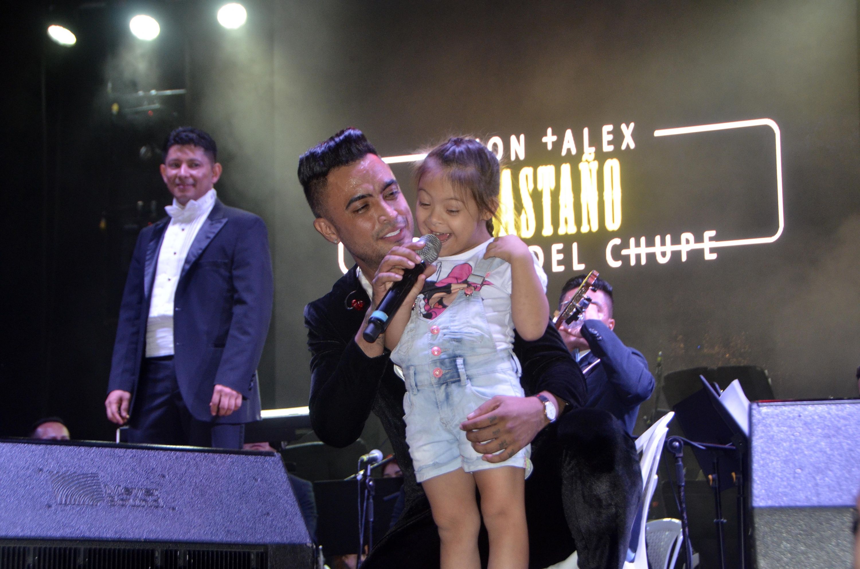 El Evalo de Apertura de Las Fiestas Fue El Ensamble Entre John Alex Castaño, El Rey del Chupe, Y la Banda Sinfónica de Pereira.