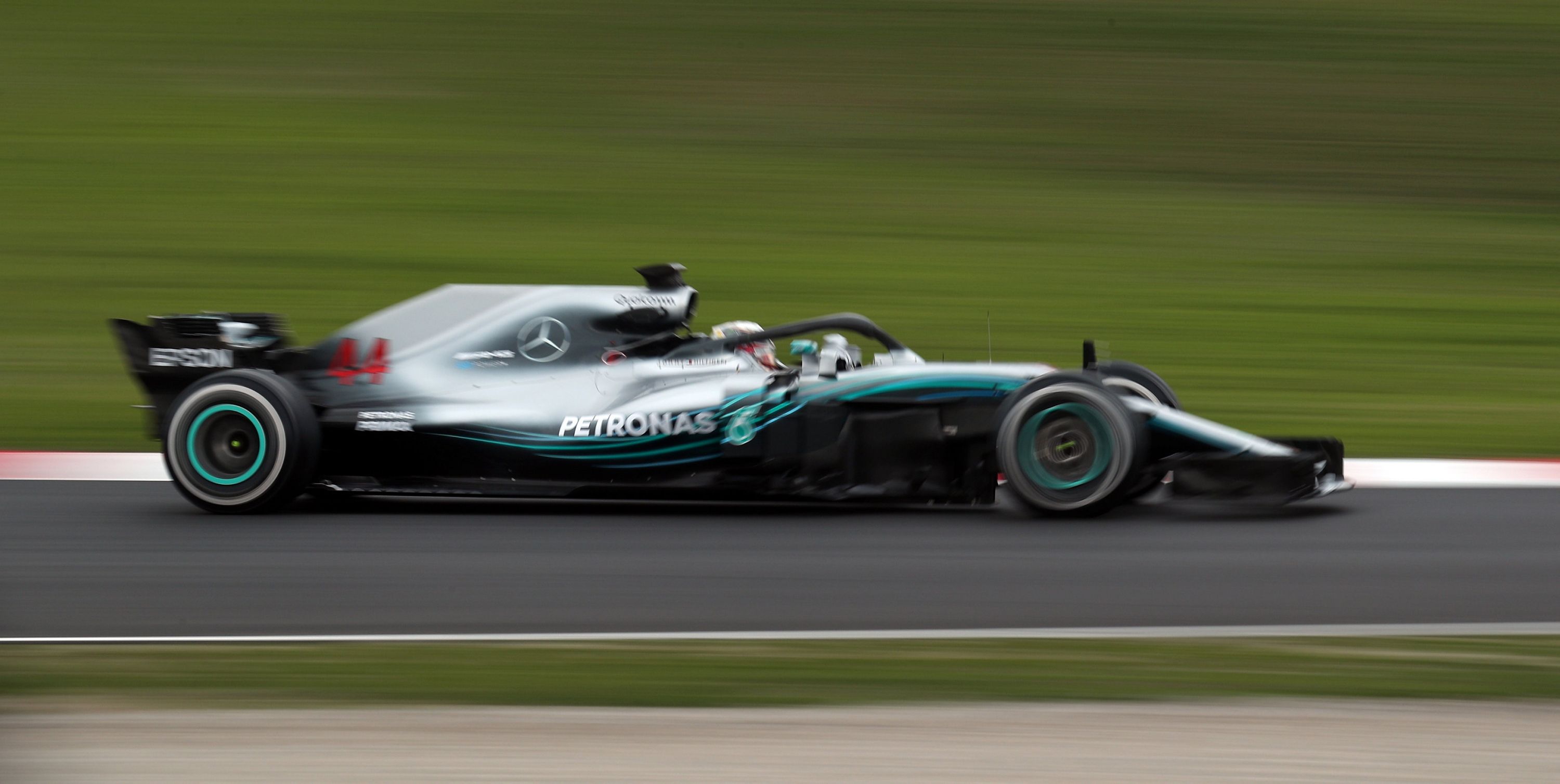 Lewis Hamilton, actual campeón de la Fórmula Uno, al mando de la nueva versión del Mercedes.