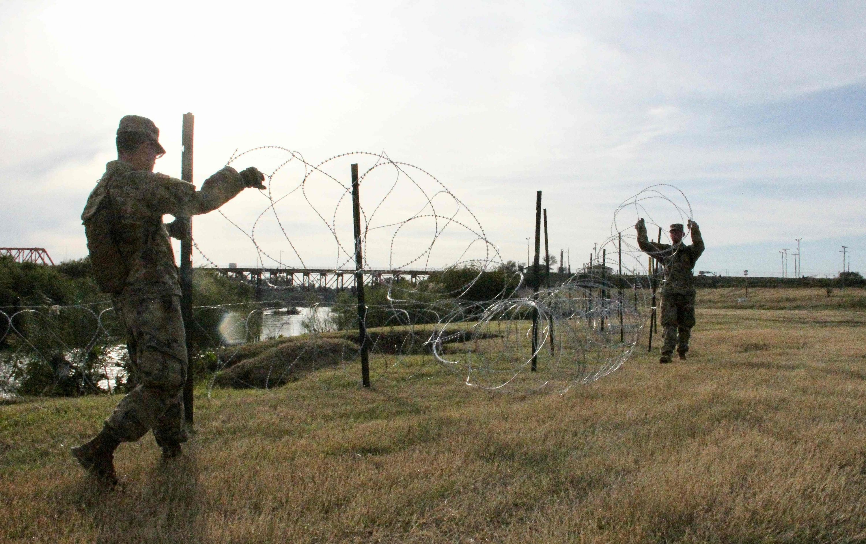 Soldados estadounidenses trabajan en un parque público en Laredo, Texas, donde están instalando púas y concertina.