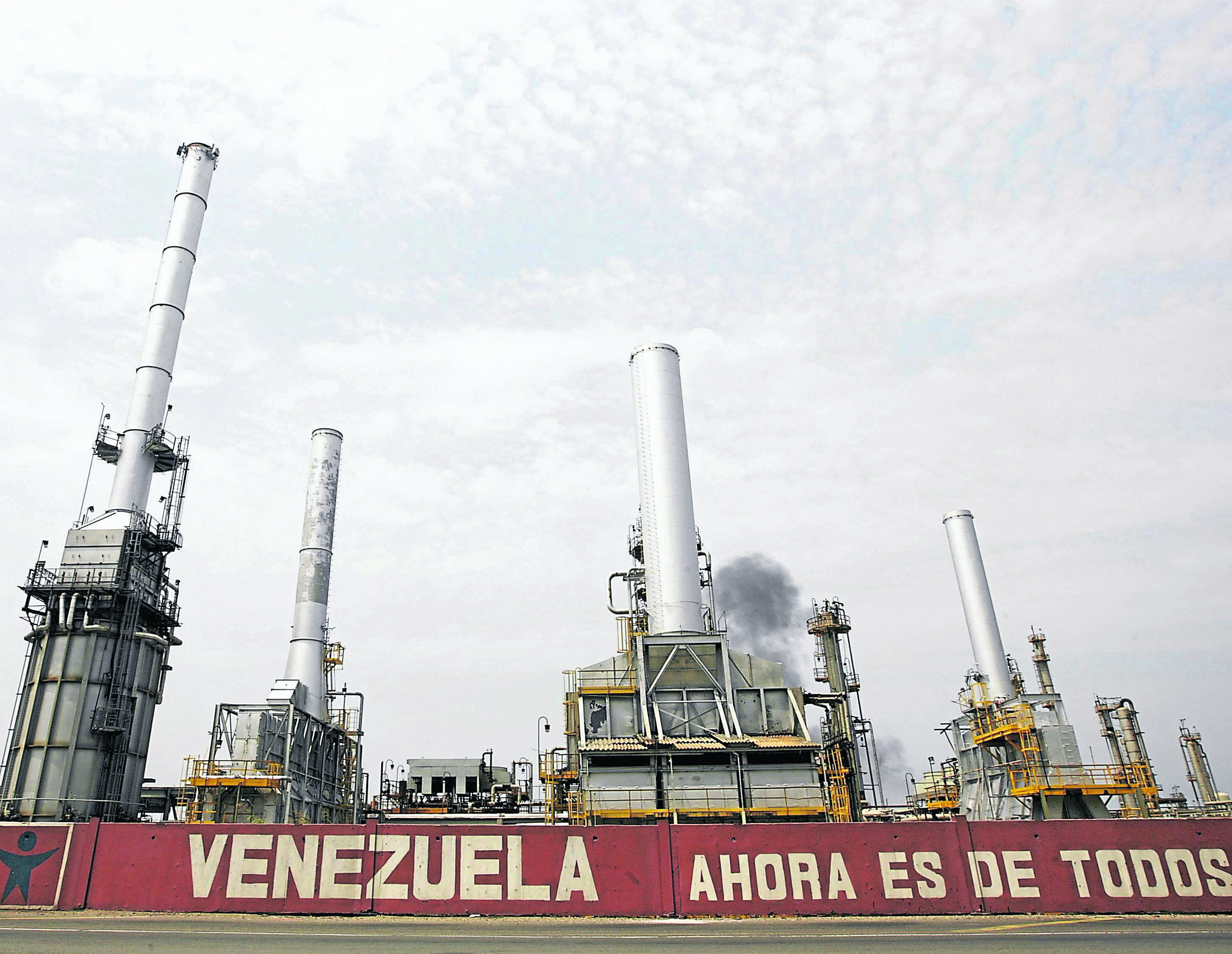 La Producció Petrolera en Venezuela, A Pesar de tener Inmensas Reservas, Es de Apenas 742.000 Carriles Diarios, Frente A LOS 3,4 Millones Diarios en 1998.