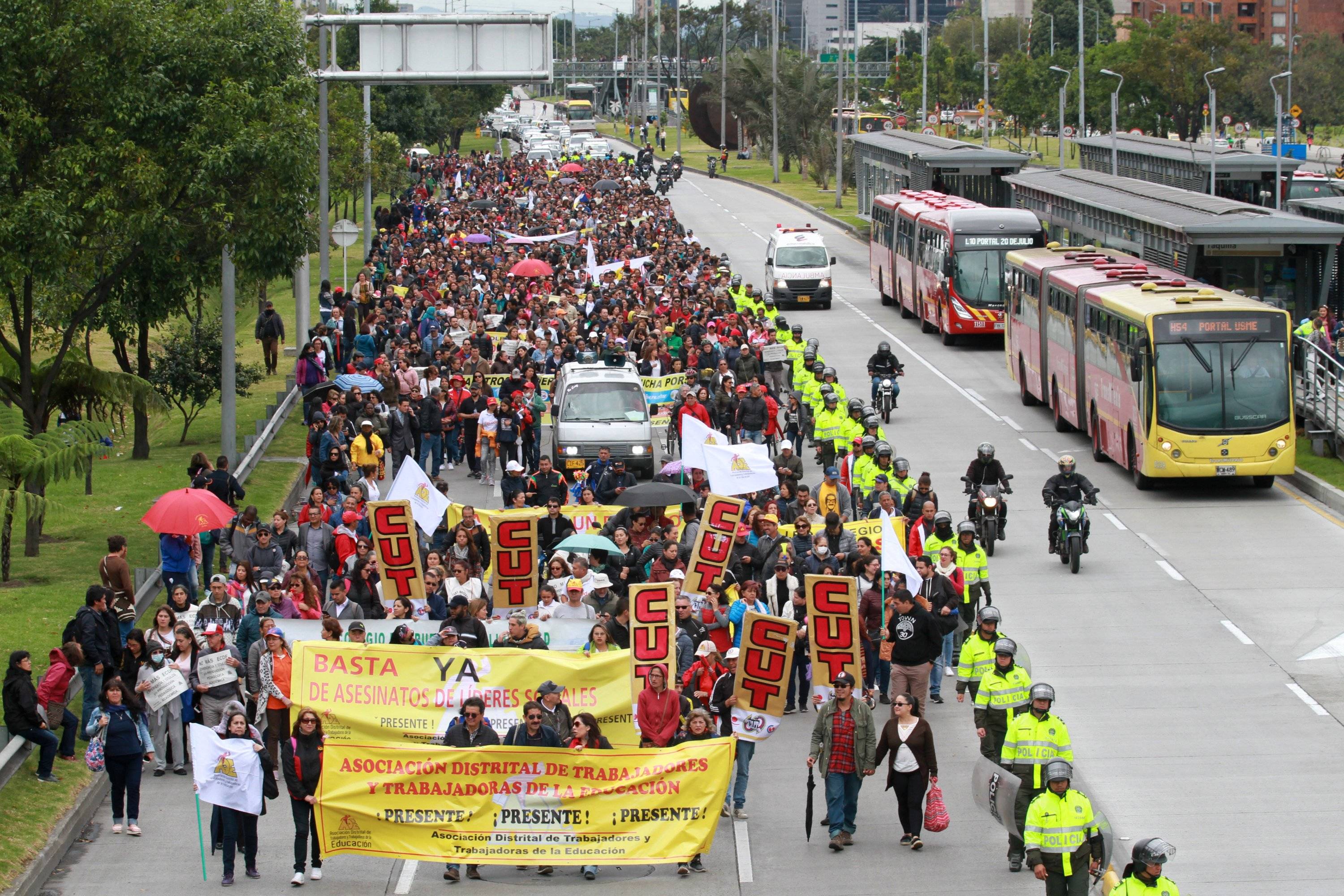Los Maestros de Colegios Públicos Salerró a Marchar por la Calle 26 y Se Desplazaron Hasta El Ministerio de Educación.