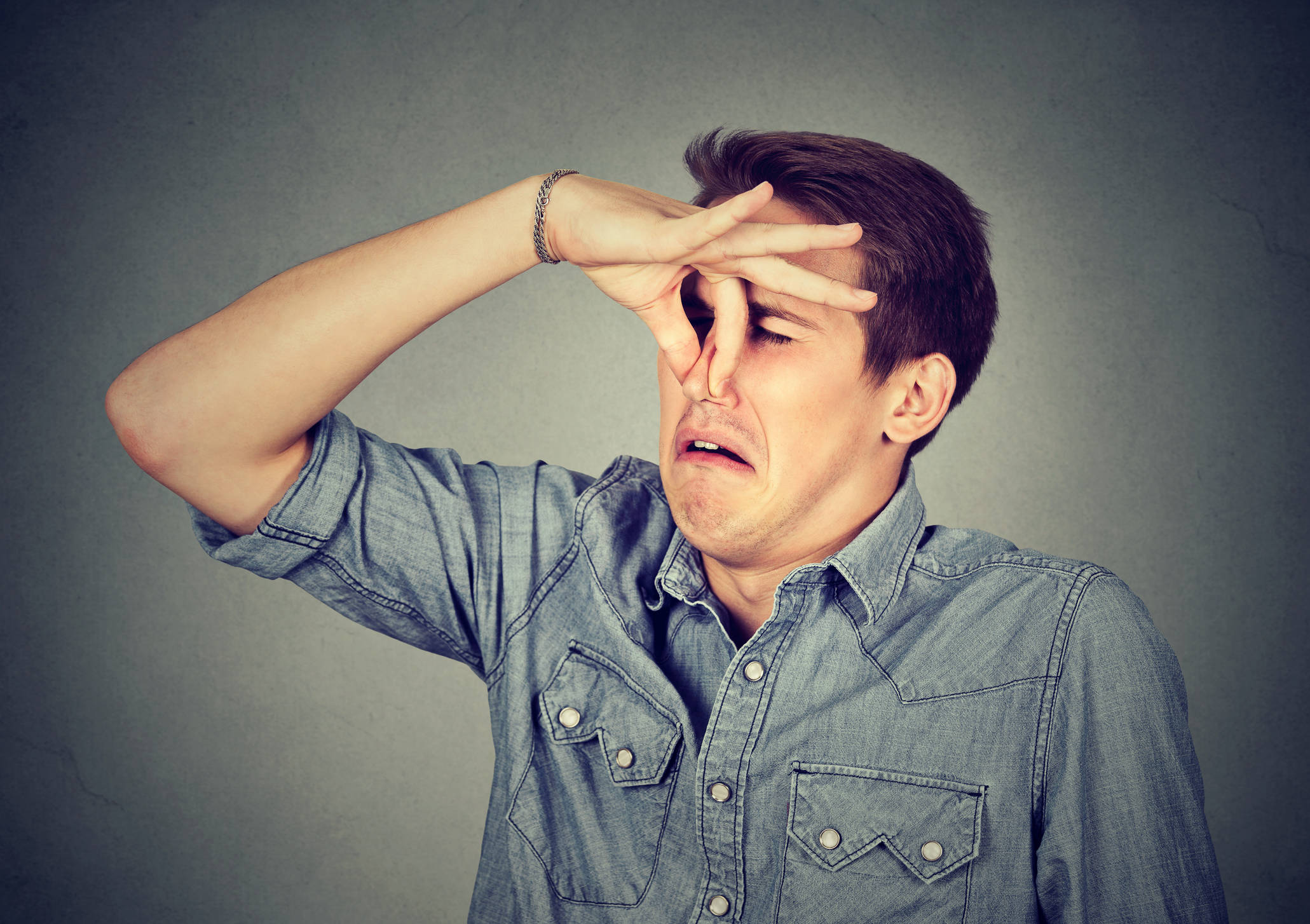 La bromhidrosis está presente en todas las razas, pero es más frecuente en hombres adultos.