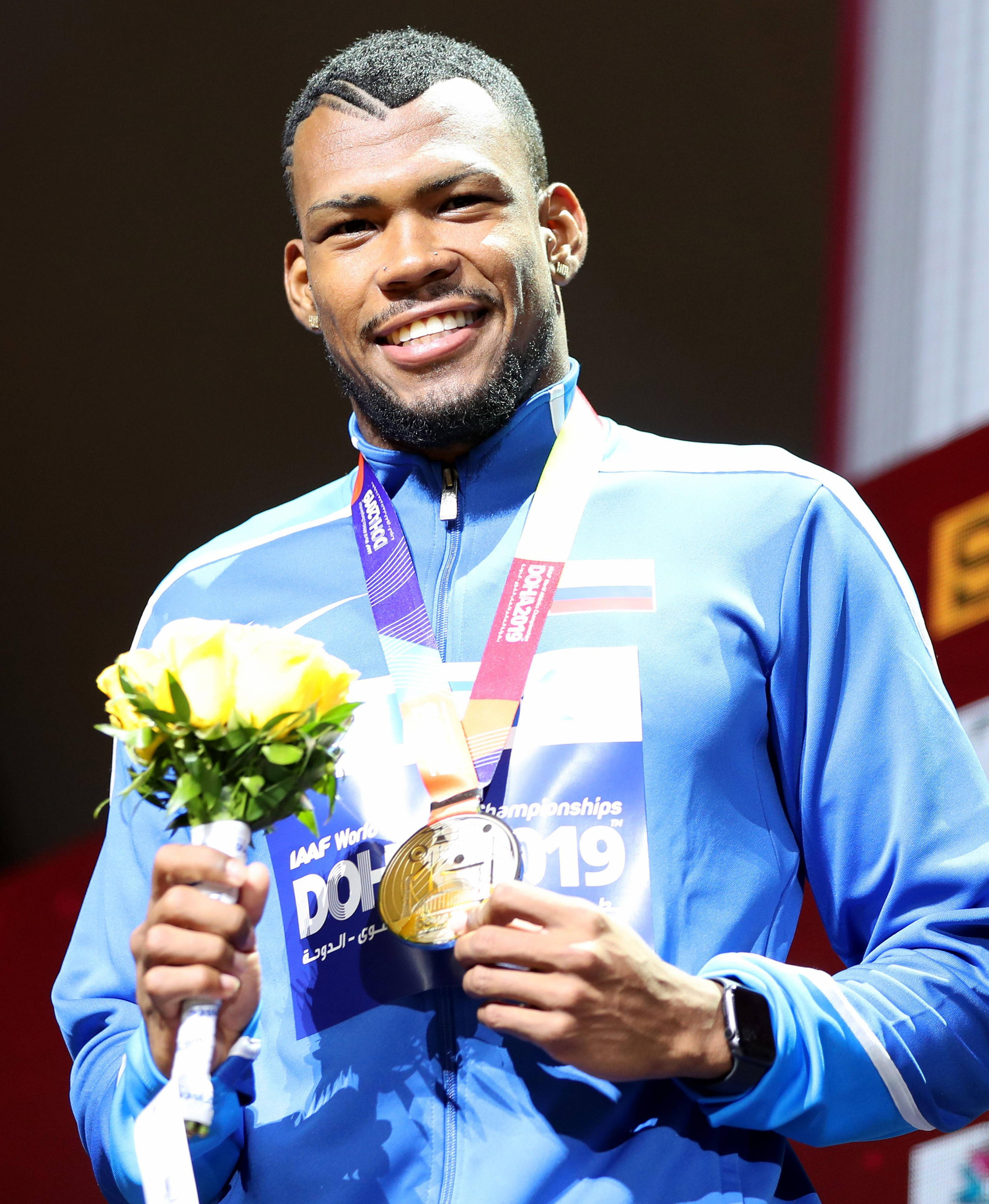 Anthony Zambrano, con la plata que ganó en los 400 metros planos del Mundial de Atletismo de Doha, Catar.