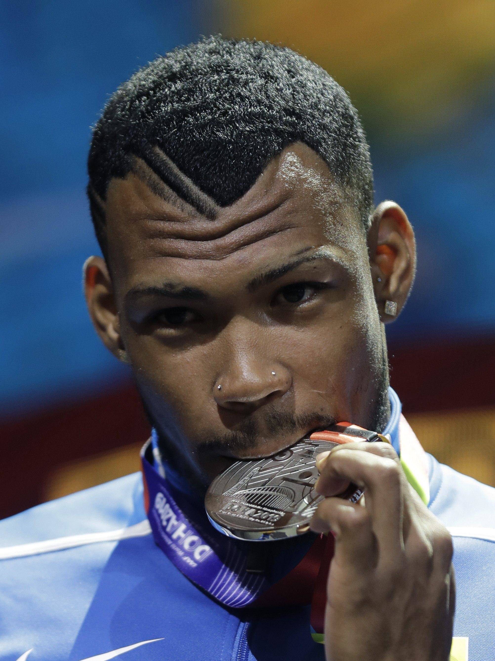 Anthony Zambrano, con la plata que ganó en los 400 metros planos del Mundial de Atletismo de Doha, Catar.