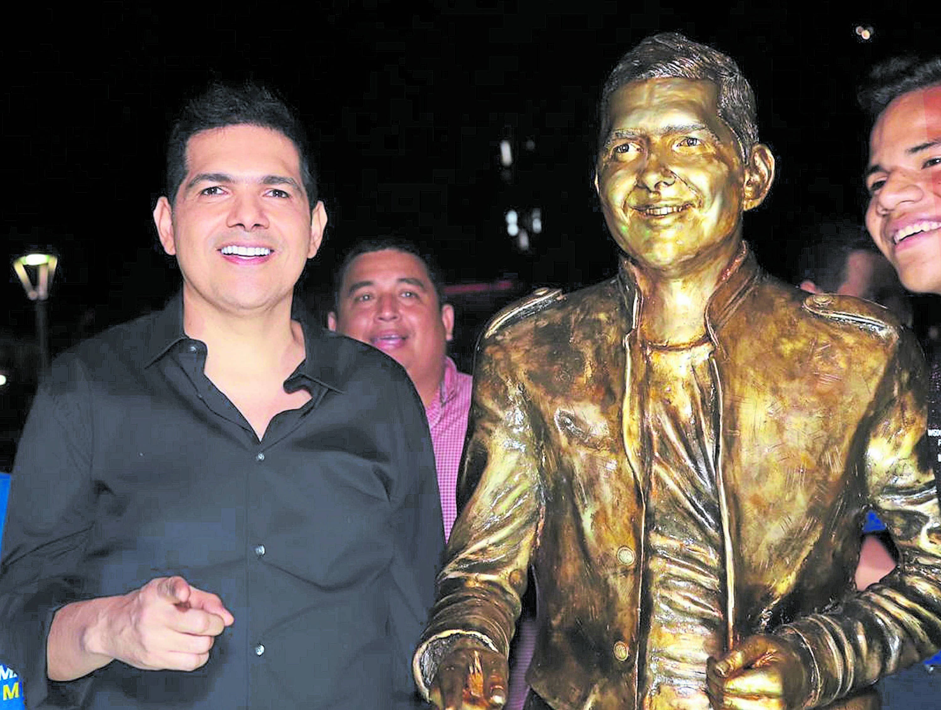 El 5 de Diciembre se inauguró la Estatua de Peter Manjarrés, Diseñada por José Tobías Hinojosa, en la glorieta País Vallenato, Cerca de la Terminal de Transporte de Valledupar. Vándalos le Cortaron Un Dedo Antes de Que Pasaran Cinco Días.