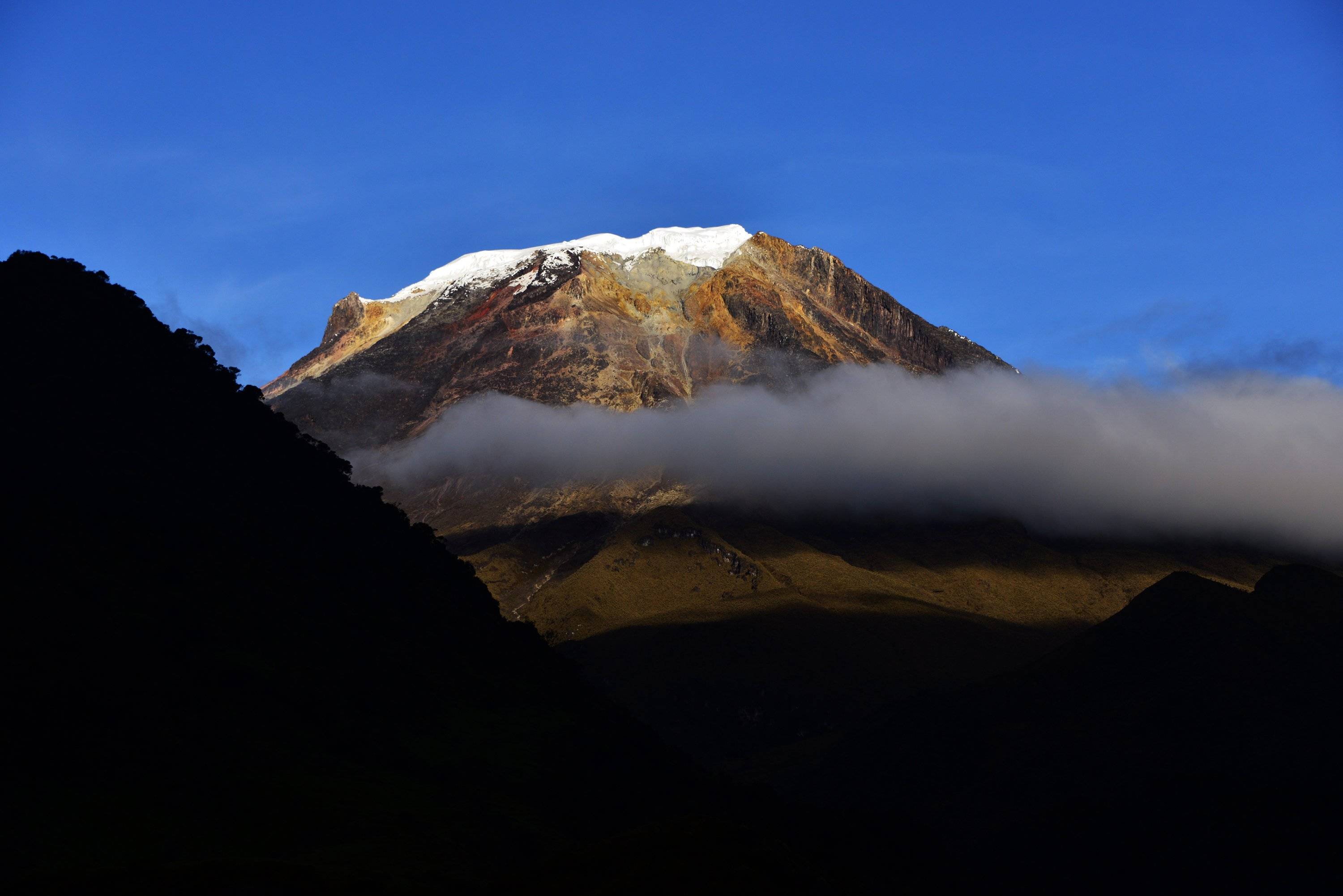 Vista de la cumbre del nevado del Tolima, que se eleva 5.215 metros sobre el nivel del mar, en la cordillera Central de los Andes.