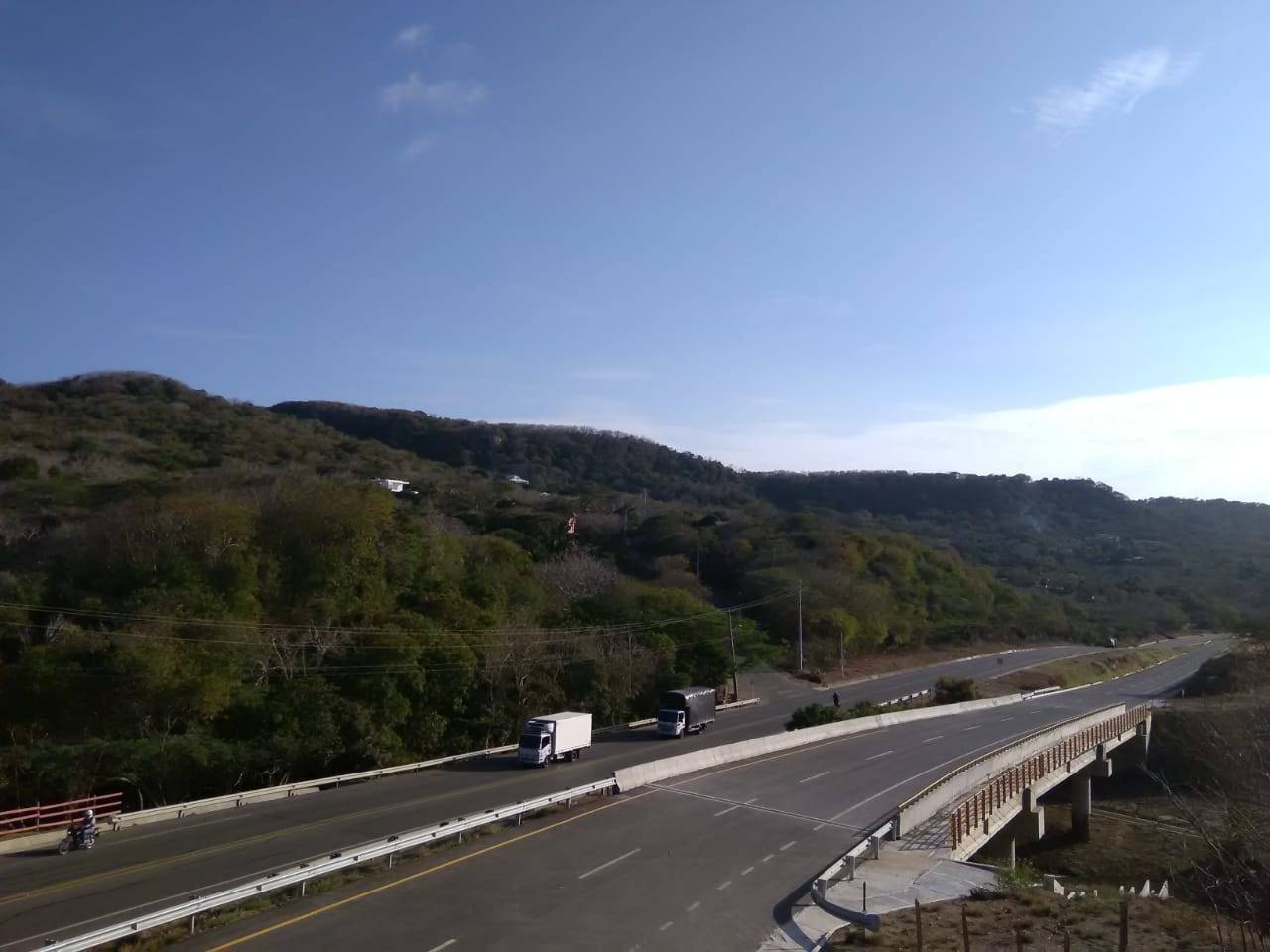 Entre Los Benefios de la Obra Se Destaca También la Disinución en Tiempo de Recorridos para los usuarios de la vía en 8 Minutos. Con proyectos viales de esta magnitud, el INVÍAS promueve el desarrollo y la competitividad de las regiones del país contribuyendo a la conexión de las regiones como: La Boquilla, Pontezuela, Punta Canoa, Arroyo Grande, Tierra Baja, Lomita Arena, Santa Catalina, Puerto Rey, Arroyo Piedra, Pueblo Nuevo, Galerazamba, en Bolívar; Puerto Colombia, Juan de Acosta, Sabana Grande, Galapa, Malambo, Piojó, Playa Mendoza, Tubará, Santa Verónica, Playas de Edriman, Villas de Palmarito y Boca Tocino, En Atlánico.  Porcentaje de Avance: 90%
