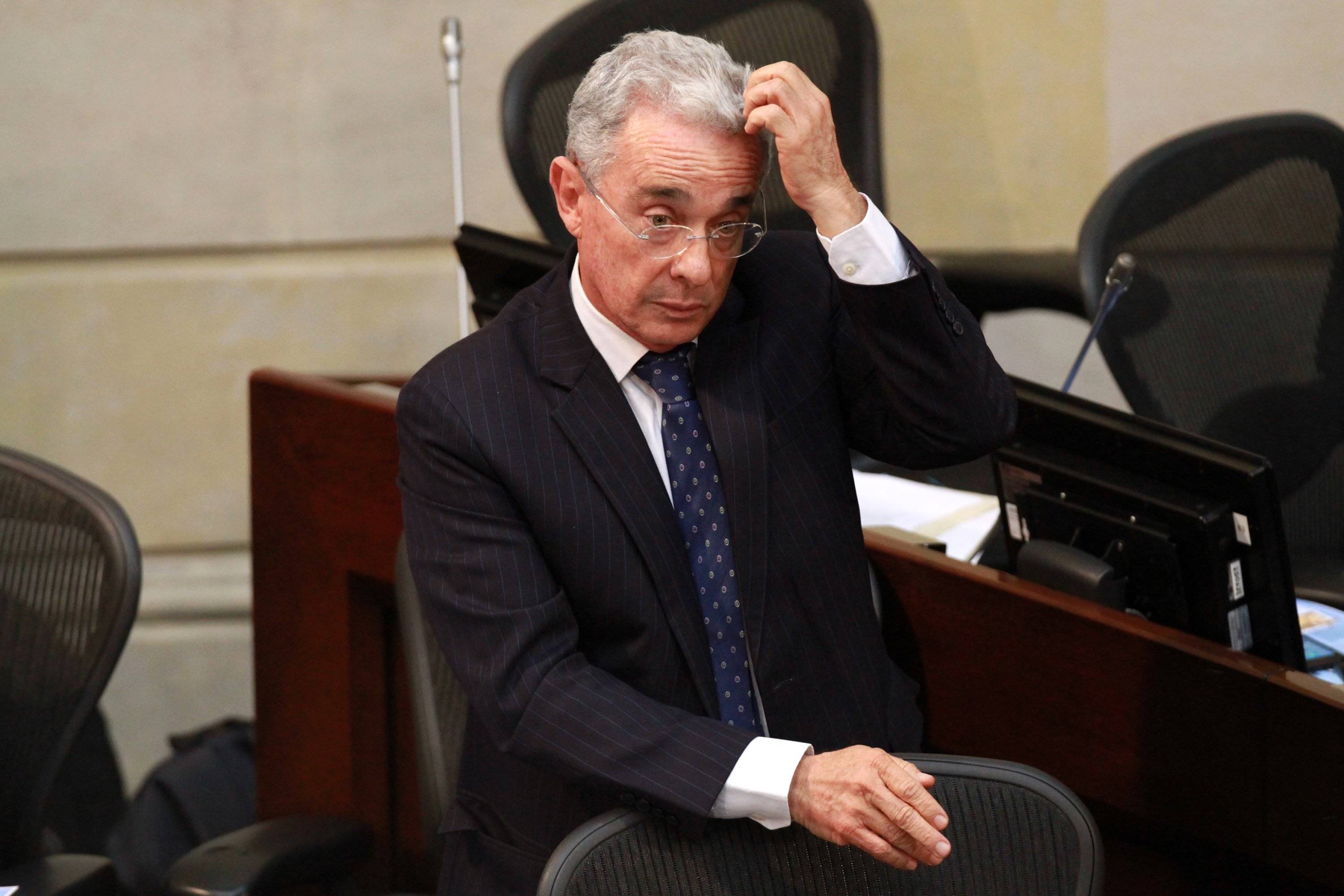 El expresidente y Jefe Máximo del Centro Demócrata, Álvaro Uribe, Ha Dividido Estos Días de Cuarentena en Dos Actividades. Por unvo, Sigue en ContactO Permanente Con SU Congresistas Analizando Academicamme al Tema del Coronavirus y, Por El Otro, se ha dedicado un respondedor correos y mensajes de texto de caracter social que le envían difiertes instancias de todo el país pidiéndole ayuda. El Exmandatario Casi no Da Abasto y Diaiammete Trata de Concuestar Más de 400 Mensajes de los Ciudadanos. Incluso, Se HA Manifestado