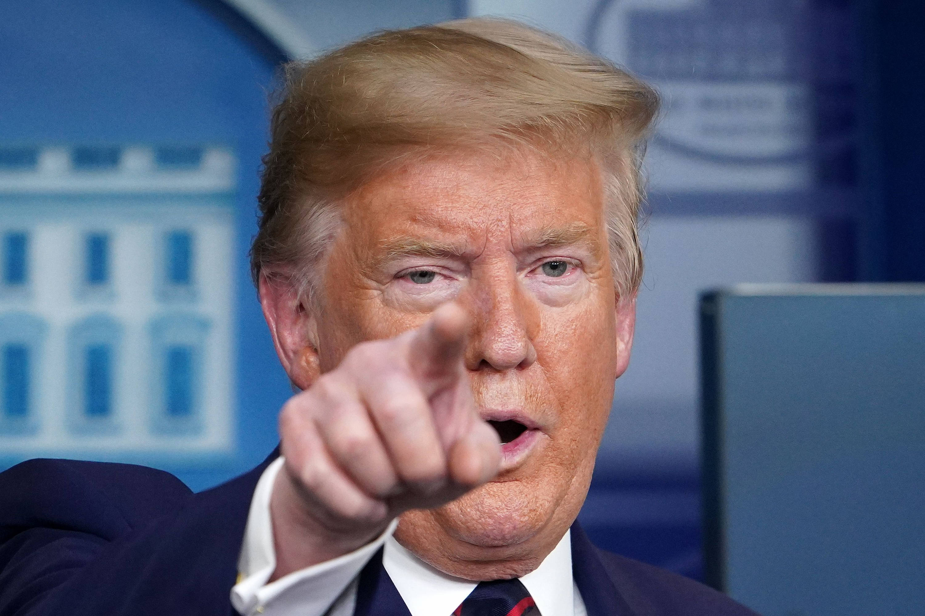 En plena crisis de coronavirus, el presidente Trump ha reabierto dos frentes de crisis con Venezuela e Irán.