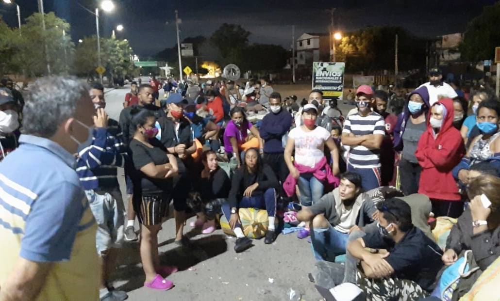 Los habitantes cercanos a la frontera están preocupados porque el grupo de migrantes termine por convertirse en un foco de contagios para el covid-19.