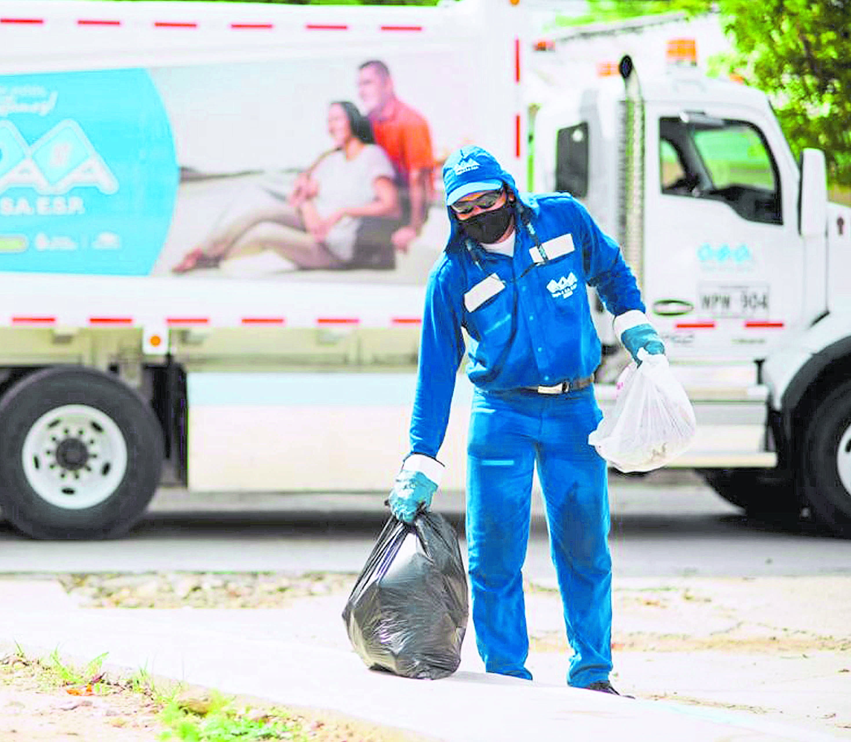 El personal de aseo se Triple A recorre todas las localidades de Barranquilla sin interrupciones a lo largo del año.