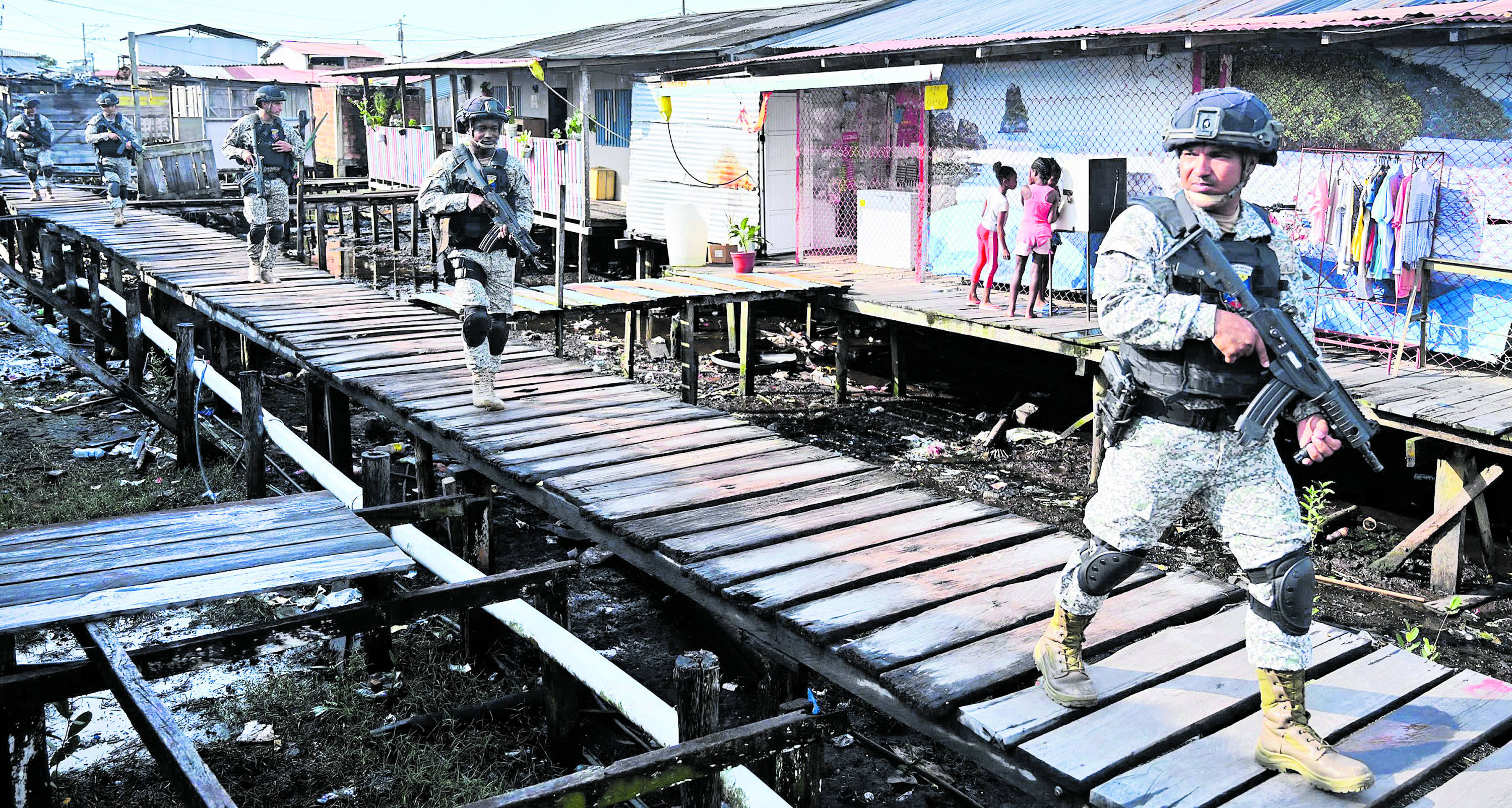 Soldados patrullan los barrios de Tumaco con miras a combatir la extorsión. Los ciudadanos viven con miedo, a diario, a los narcotraficantes y en específico a las disidencias de las Farc, que son las principales victimarias de este crimen que regresó con el relajamiento de las medidas de cuarentena.