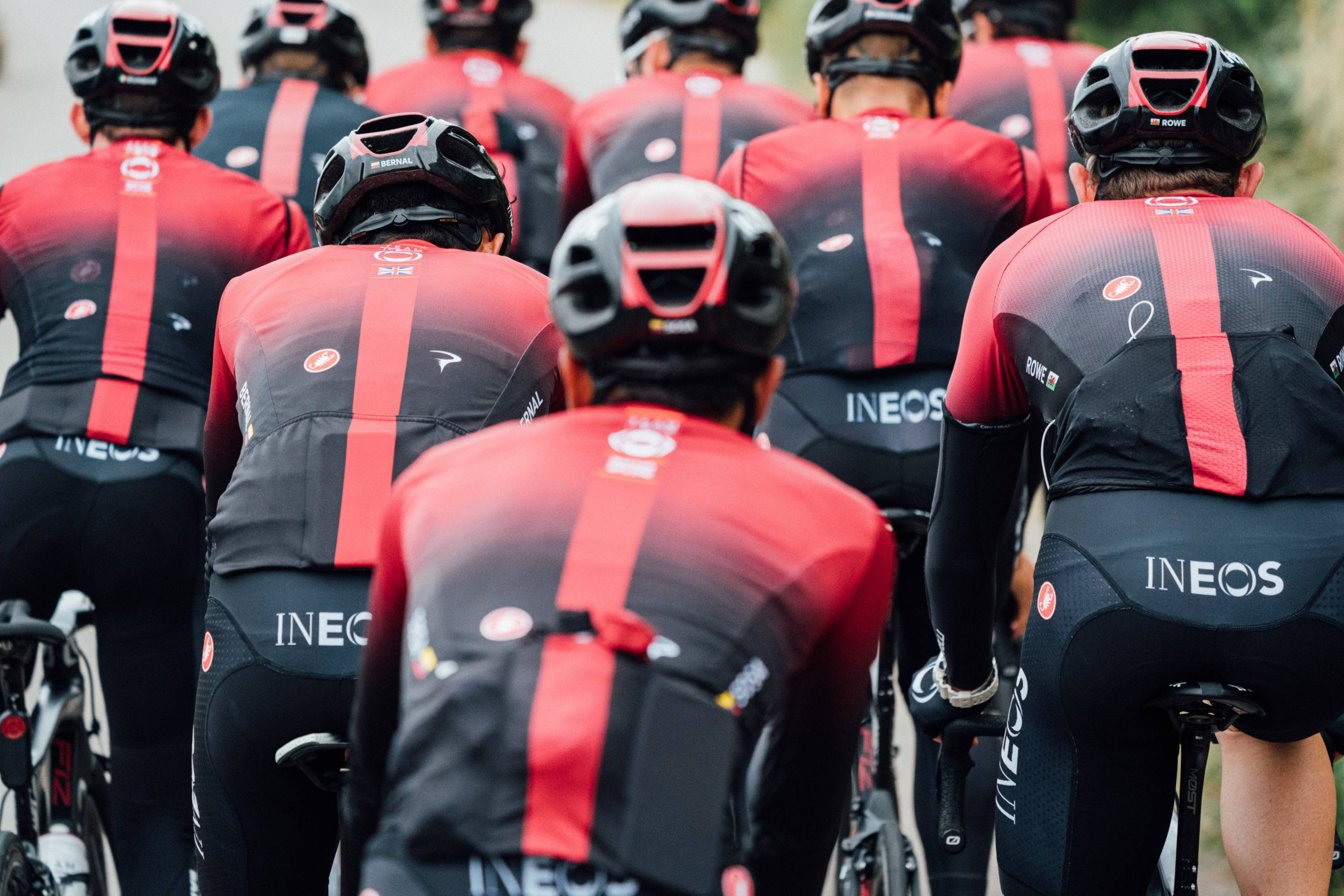 Pelotón del equipo Ineos.