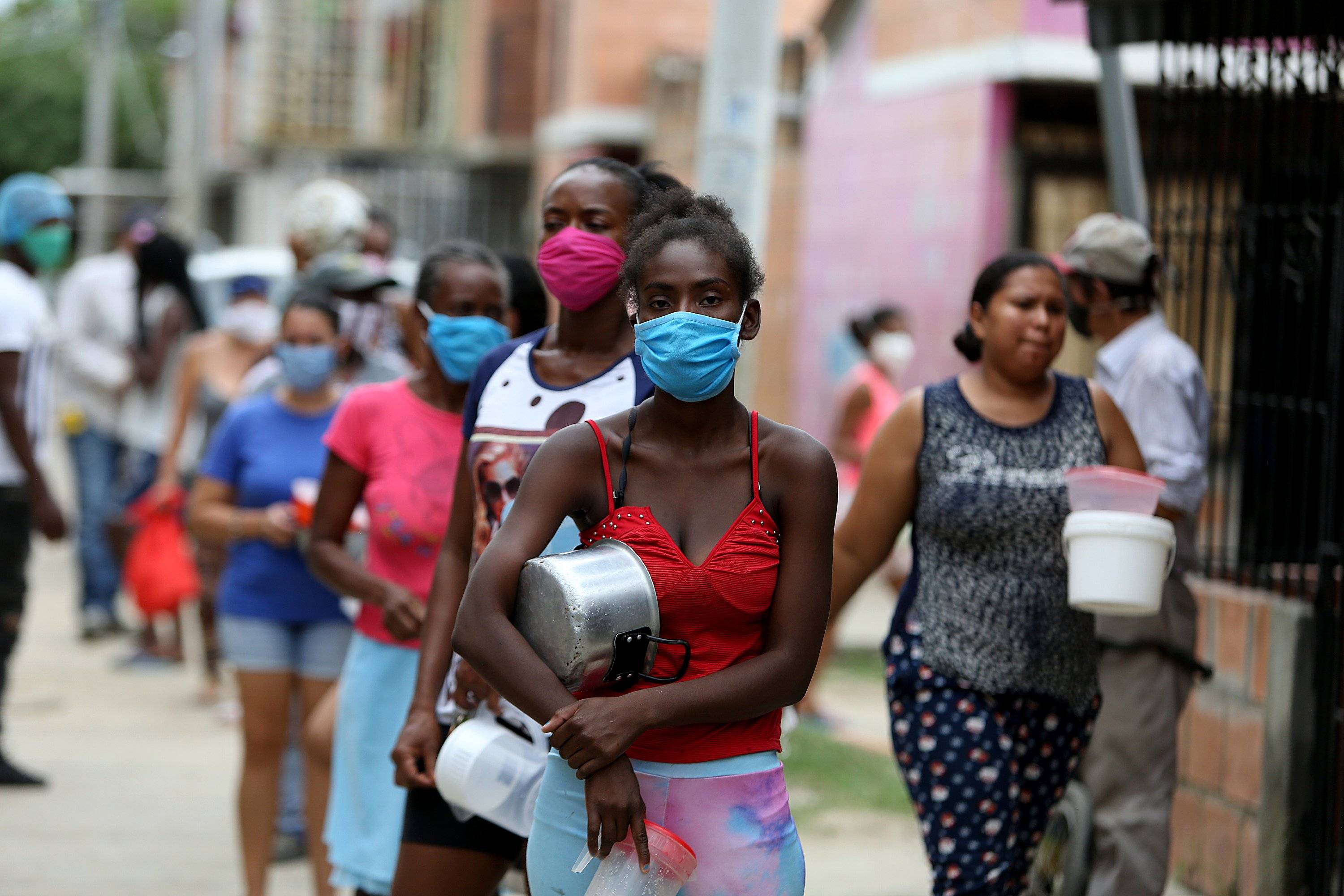 Según el Banco Mundial, la pandemia puede llevar a la pobreza extrema a unas 100 millones de personas en todo el mundo.