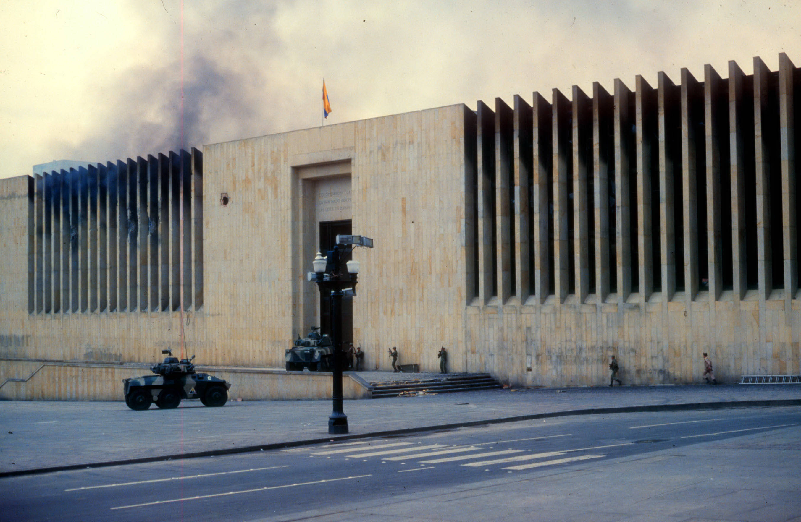 Escenas de la  toma realizada por la guerrilla del M-19 al 
Palacio de Justicia el 6 de Noviembre de 1985 en Bogotá.