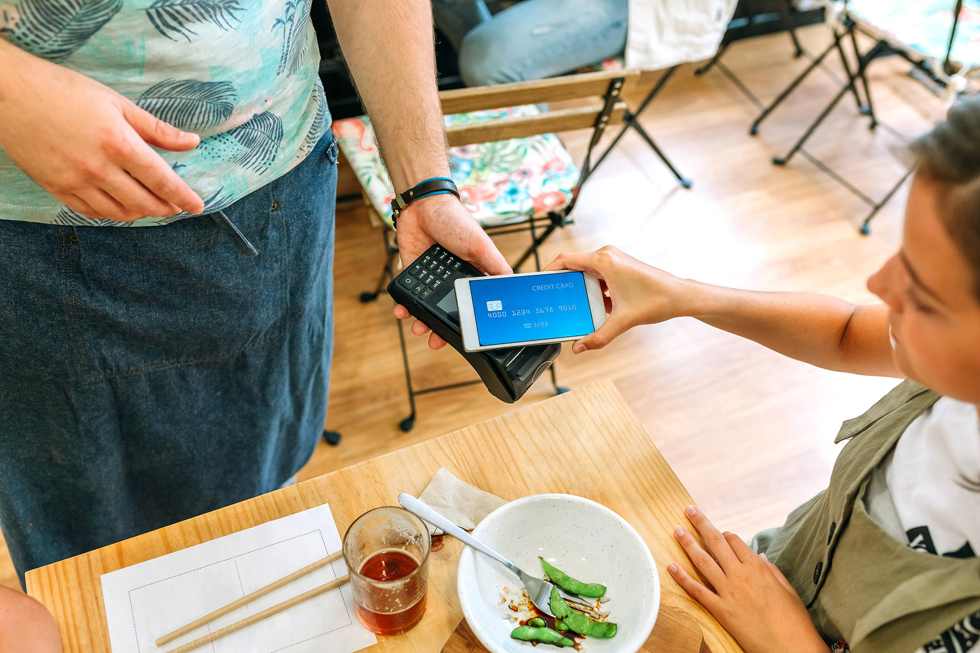 Las medidas servirán para combatir esquemas de créditos y seguros irregulares ya que las personas y comerciantes podrán construir su historial transaccional. Foto: Cortesía