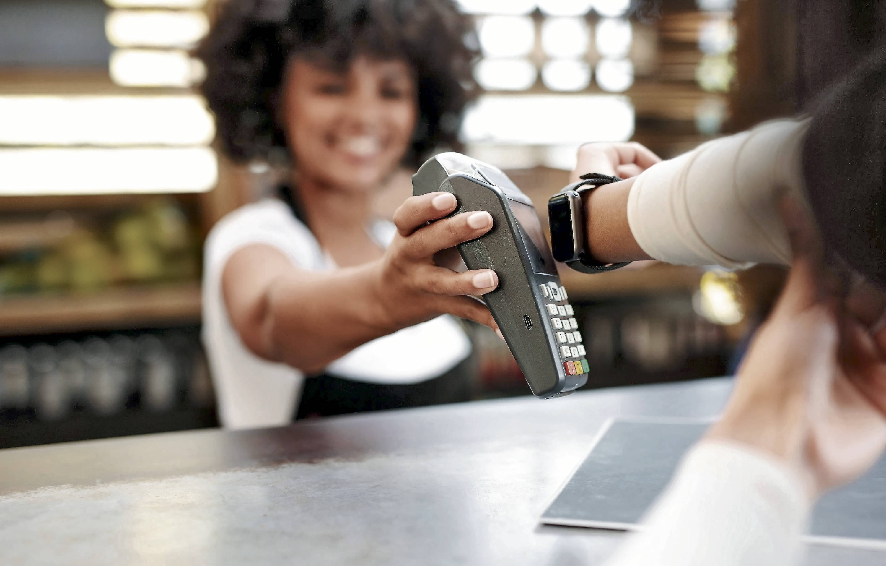 El tema ha cobrado tal fuerza, que tanto Apple como Samsung ofrecen la posibilidad de hacer pagos con sus relojes, previo enlace de los mismos con los celulares.