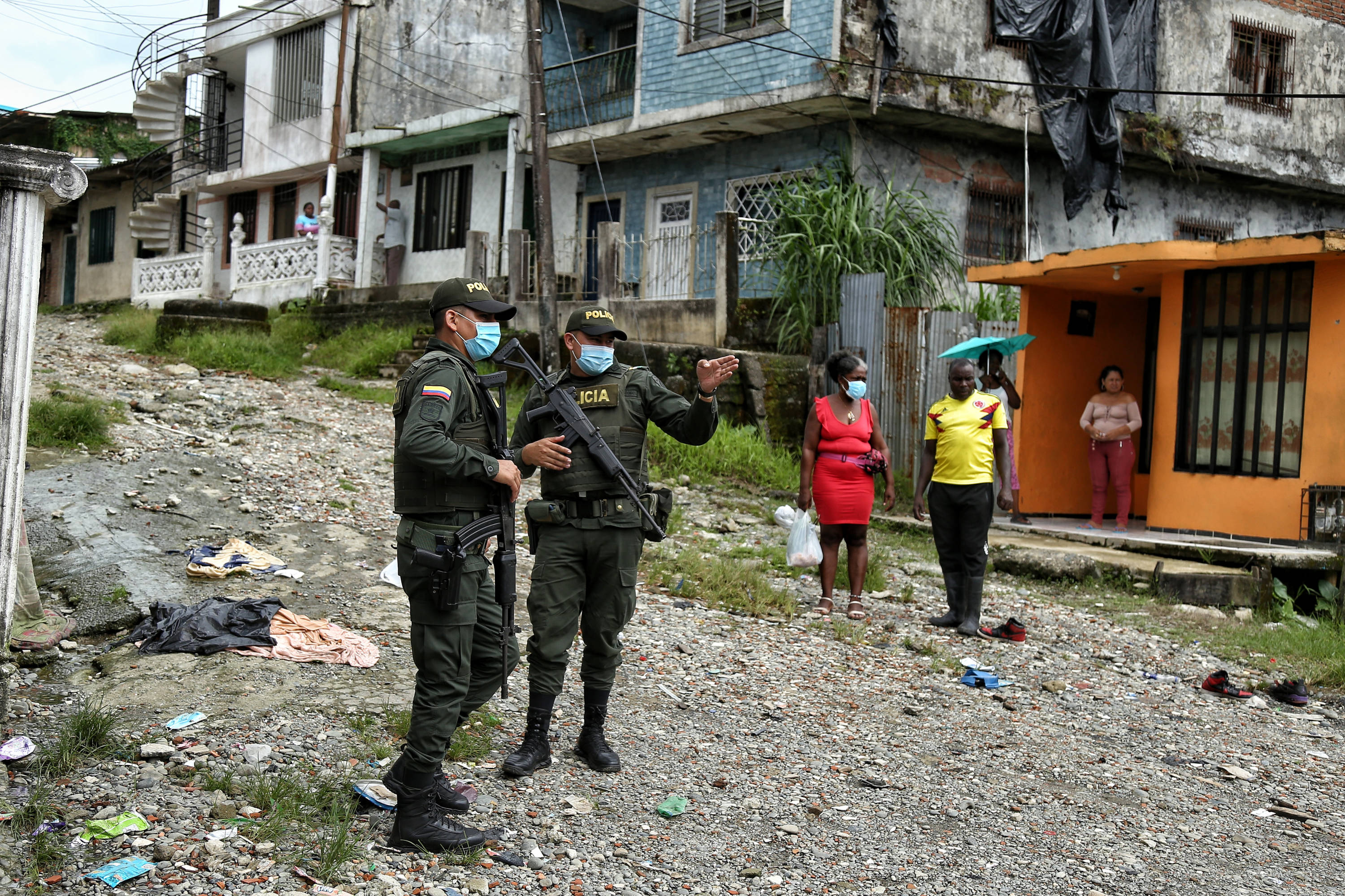 La guerra entre grupos armados ilegales en Buenaventura por el narcotráfico y demostrar quien tiene el control del territorio, ha llevado a que los homicidios se tripliquen en los primeros 36 días del 2021 comparado con el 2020, causando desplazamiento a decenas de familias, quienes huyen para evitar quedar en medio de los constantes enfrentamientos, Por medio de protestas pacíficas, los habitantes le piden a los gobernantes que les ayuden con inversión social y evitando la corrupción que desangra el Puerto más importante del país.
