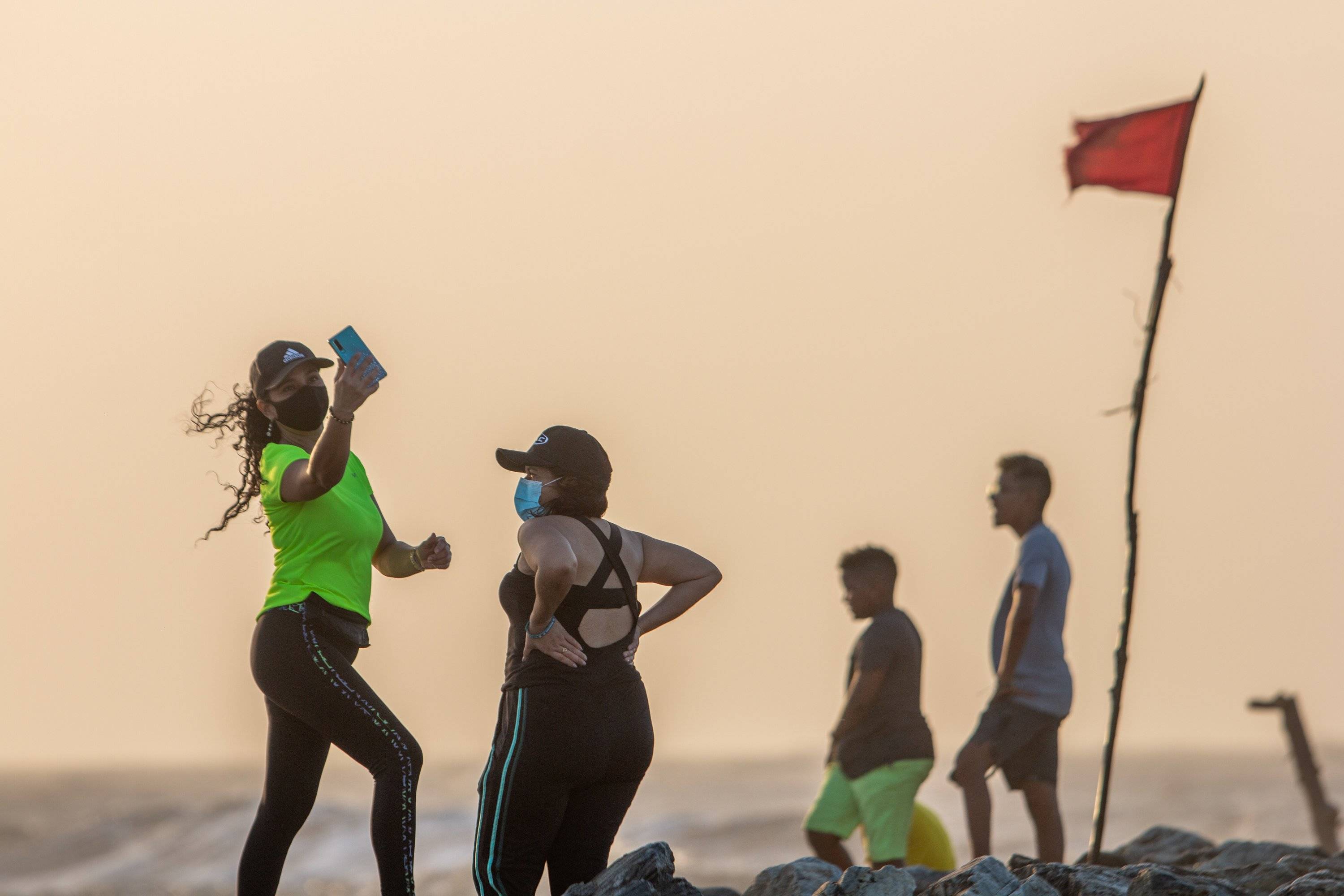 Las señalizaciones con banderas rojas hacen parte de las medidas de prevención y alerta en las playas de Puerto Colombia (Atlántico)
