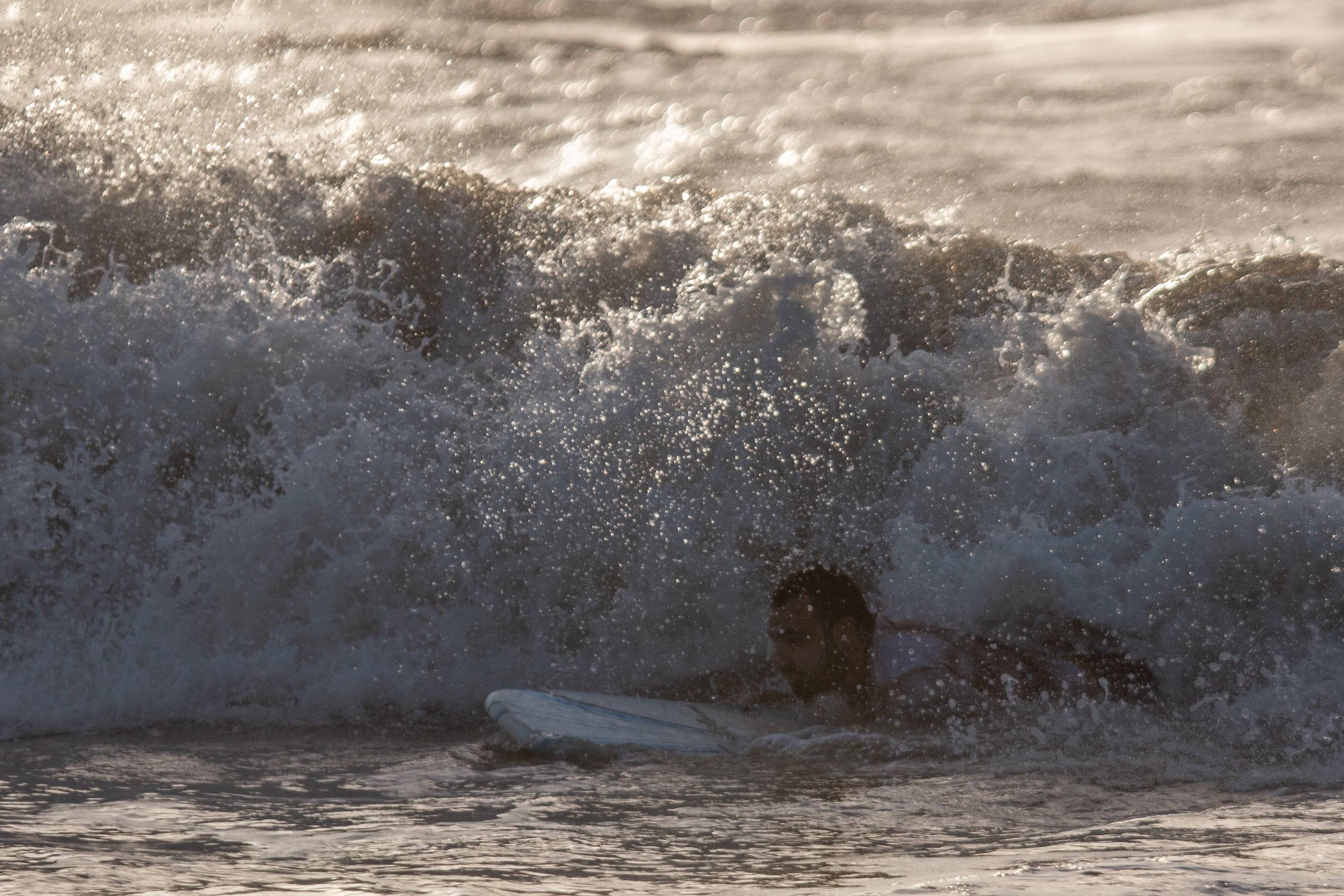 Los Fuertos Vientos Han Generado Olas que Superan Los Tres Metros en Puerto Colombia.