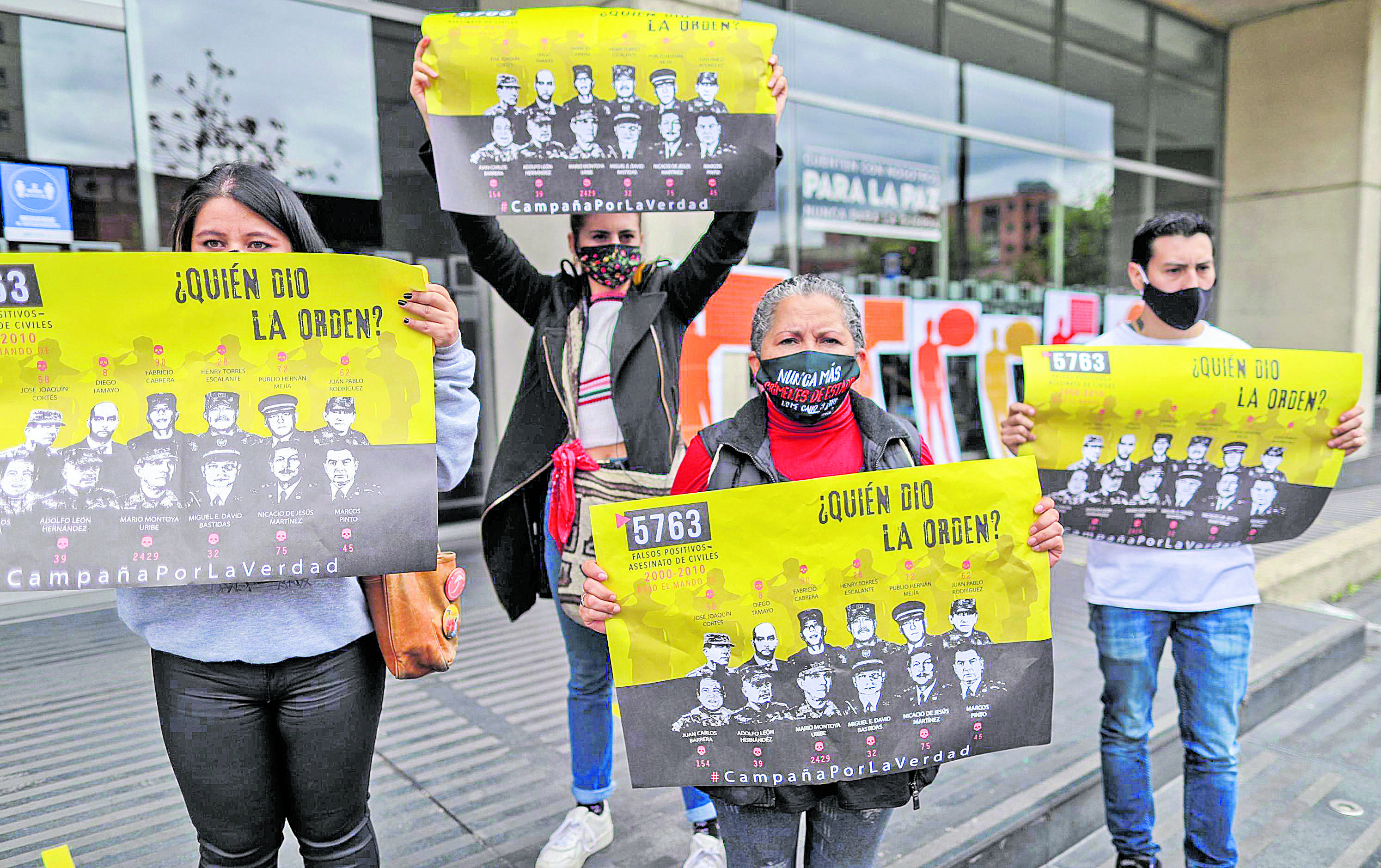 En la JEP, familiares de víctimas de ejecuciones extrajudiciales han protestado pidiendo verdad y justicia.
