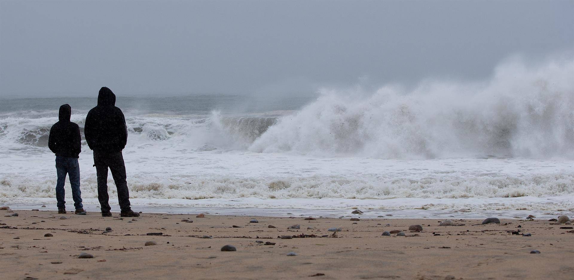 Tormenta tropical Henri, en playa de Rhode Island, Estados Unidos.