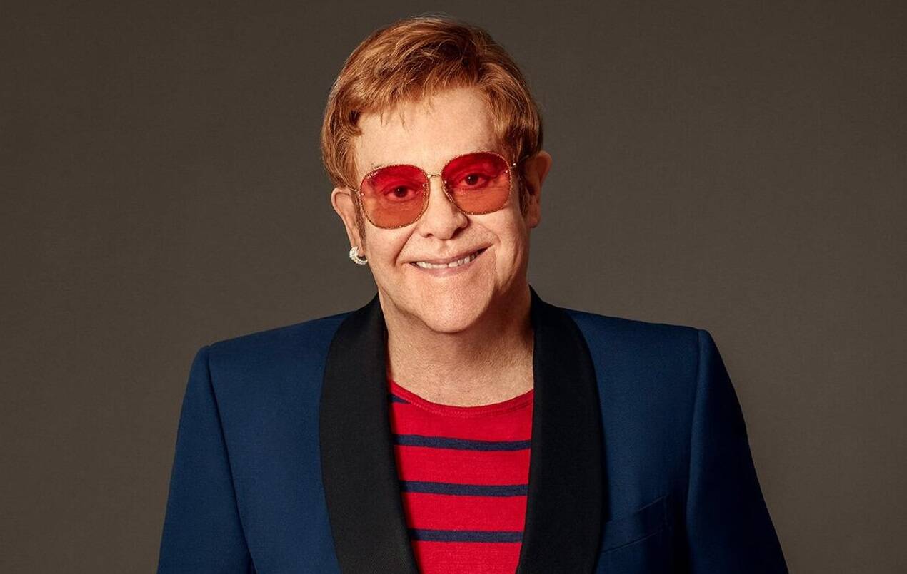 Elton John es un cantante, pianista, compositor y músico de 74 años.