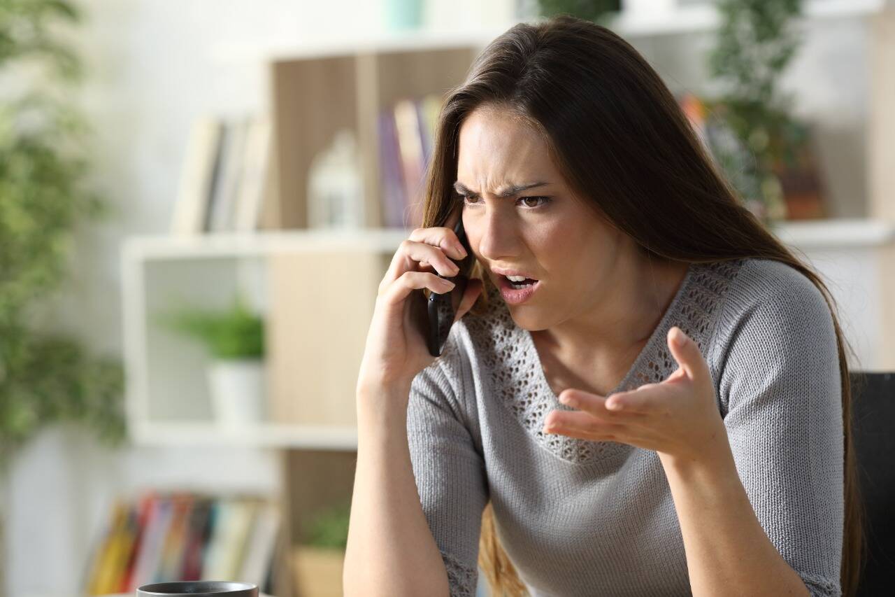 Un Alo ¿Qué significa decir aló al contestar el teléfono?