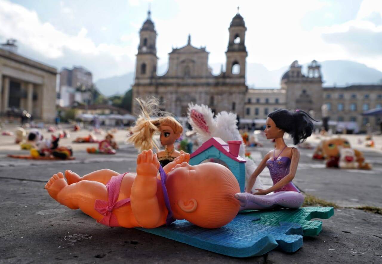 Juguetes son instalados en la Plaza de Bolívar para hacer un llamado a preservar los derechos de la niñez.