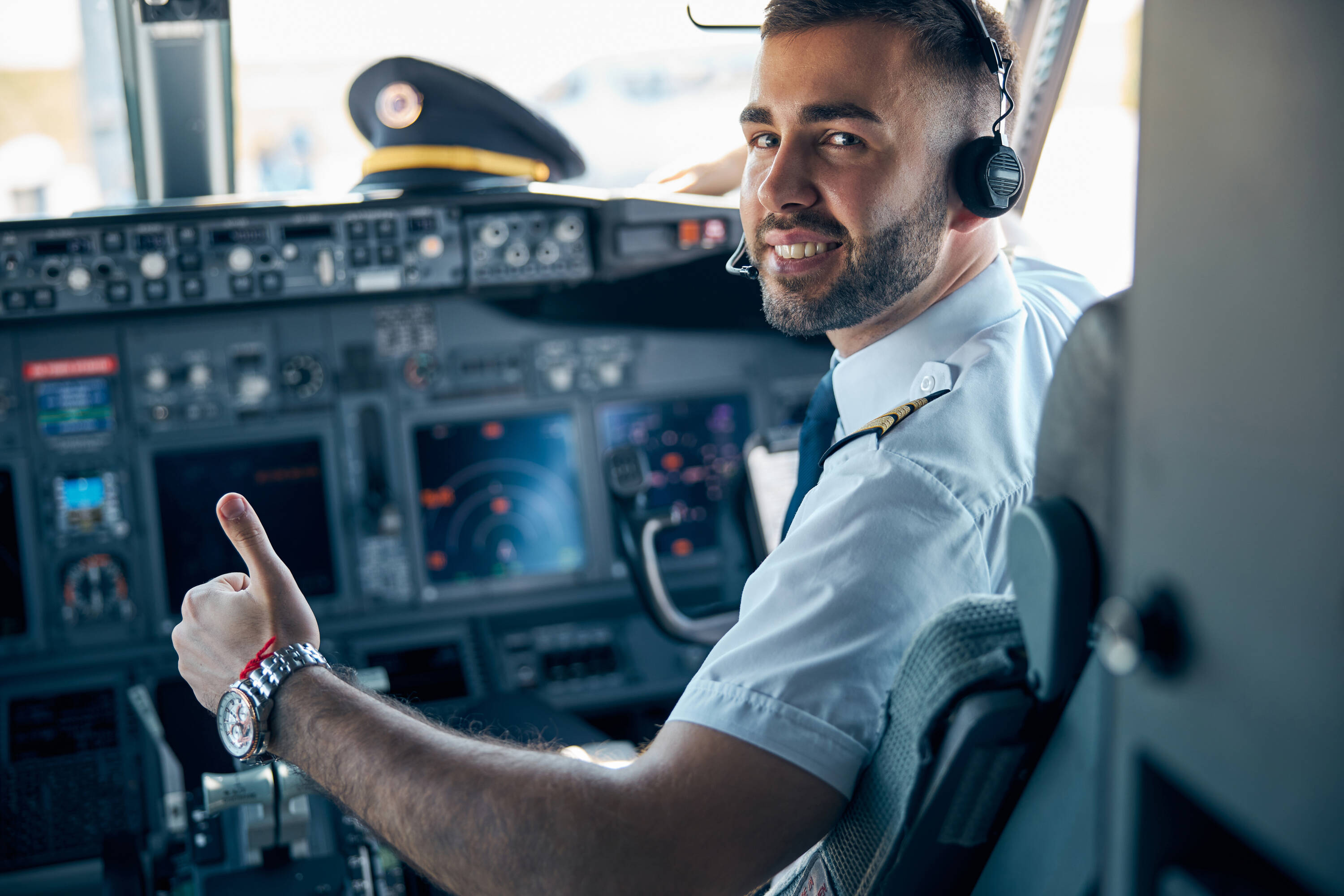 ¿Cuánto gana un piloto de avión comercial en Colombia?
