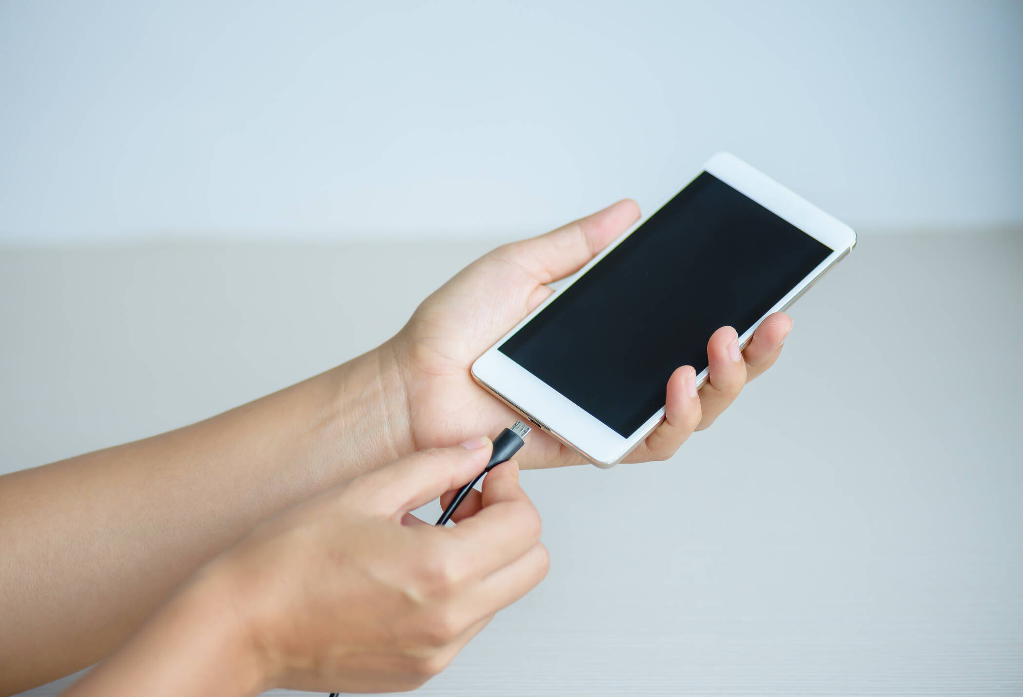 Asegúrese de usar un cargador adecuado, si es el que traía su celular, mejor.