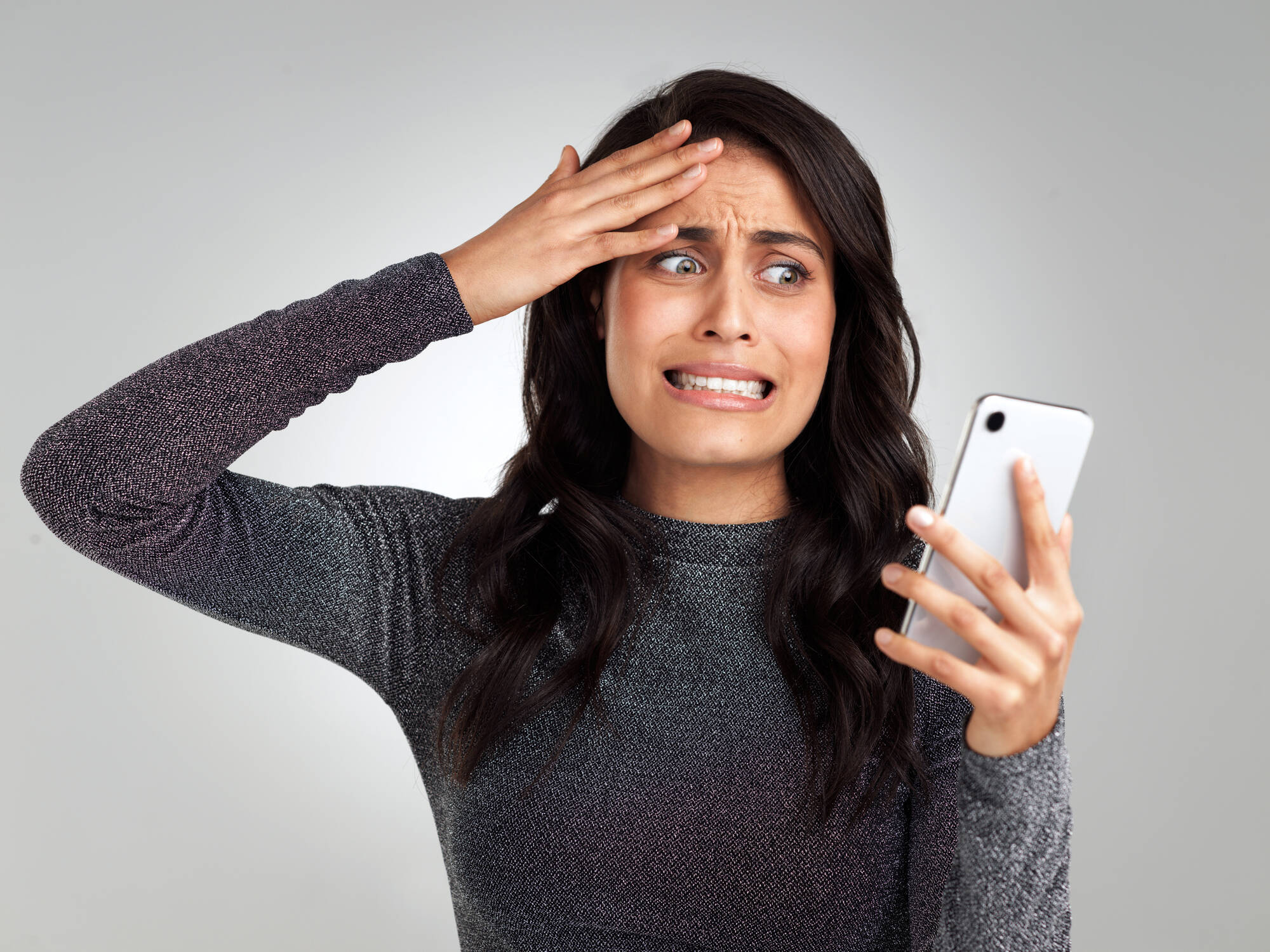 Las Fundas del Celular No Bloquea La Señal, por lo que no es necesaria quitarla.