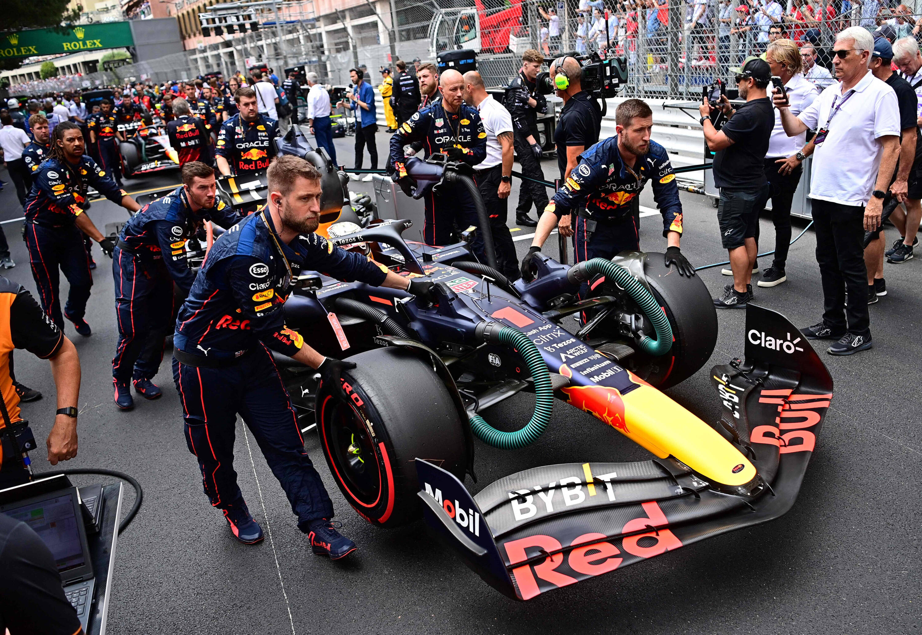 Max Verstappen con i suoi meccanici al GP di Monaco.