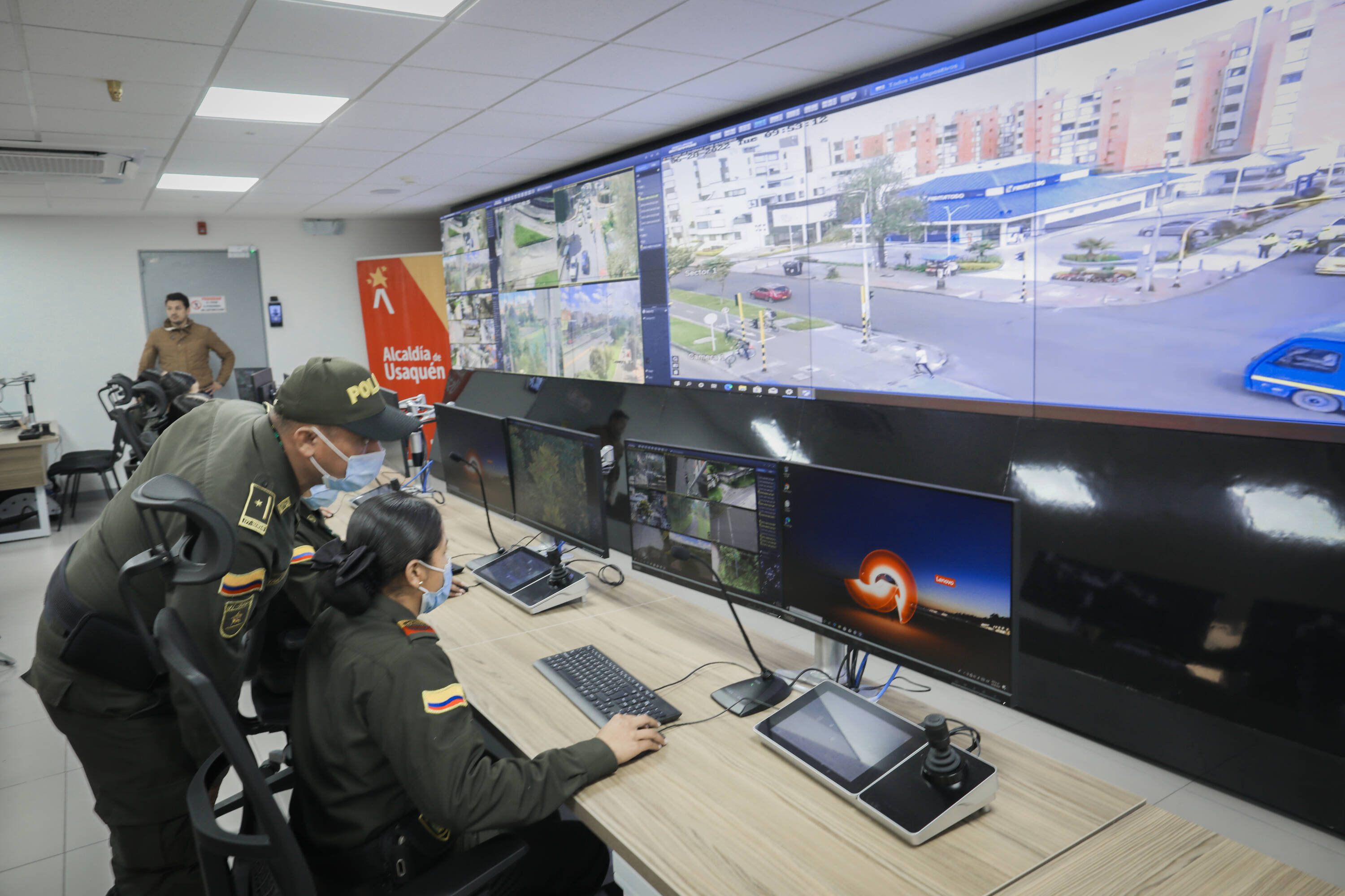 El Centro de Monitoreo de USAquén se suma a Dicha Capacidad (PARA AGRESO 8 Centros de Monitoreo Operacciones en la Ciudad) Dispuke por la Policía Metropolitana de Bogotá Para Realizar ActiviDades de Monitoreo y Respuesta Efectiva A Eventos de Eventitudes de Emergencia y SeeguriDad En ArtiAnión de Monitoreo y Respuesta Efectiva A Eventos de Eventitud Agencias Integradas AL C4. . Este Nuevo Centro tendrá Integradas en Visualización y Monitoreo 188 Cámaras de la Sdscj Ubicadas en la Localidad de Usaquén, Así La Visualización de 69 Cáras de Privados.  Foto Mauricio Moreno El Tiómpo Ceet