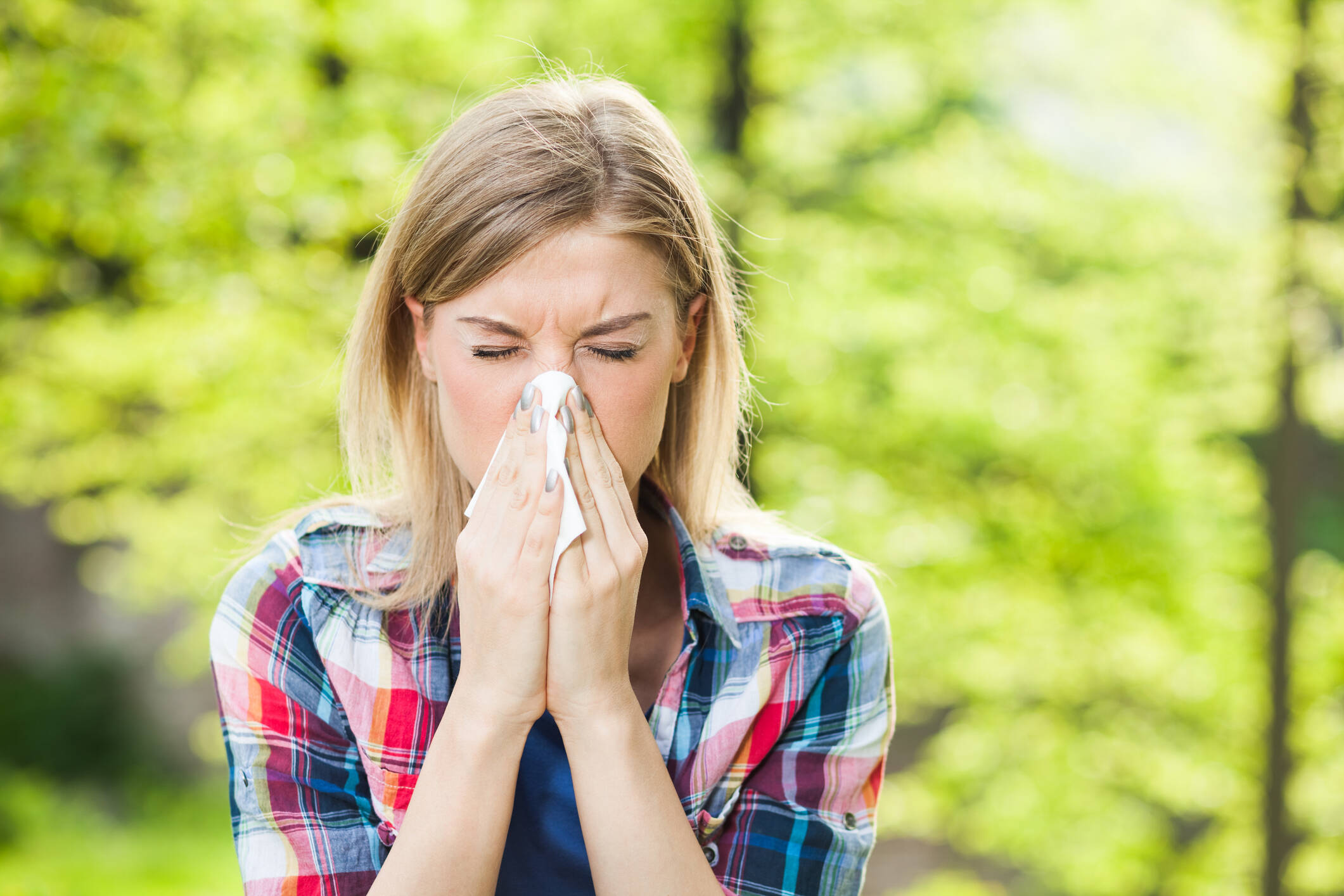 Los síntomas más frecuentes de la rinitis alérgica son estornudos, congestión nasal y exceso de mucosidad.