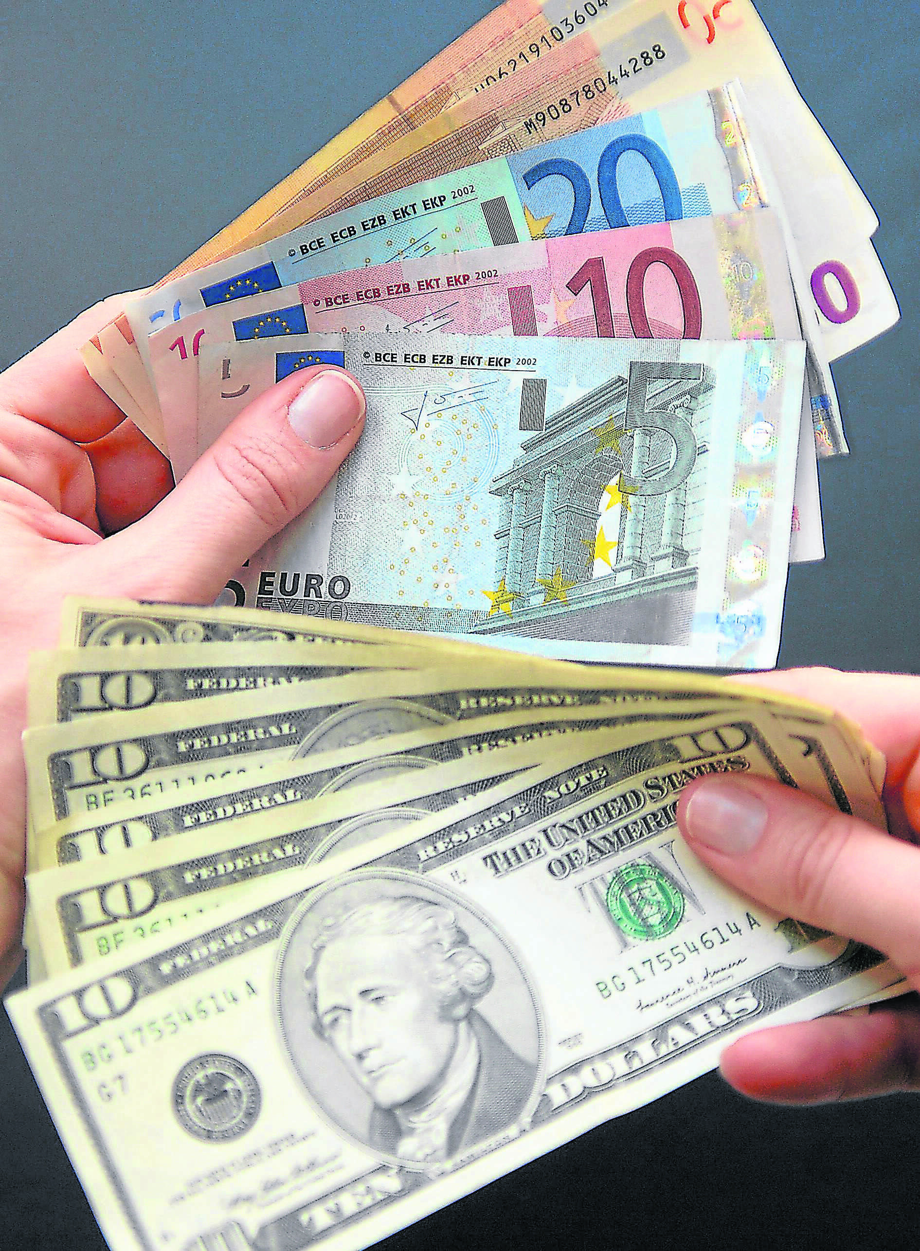 La moneda común de Europa cayó a un nuevo mínimo de dos décadas.