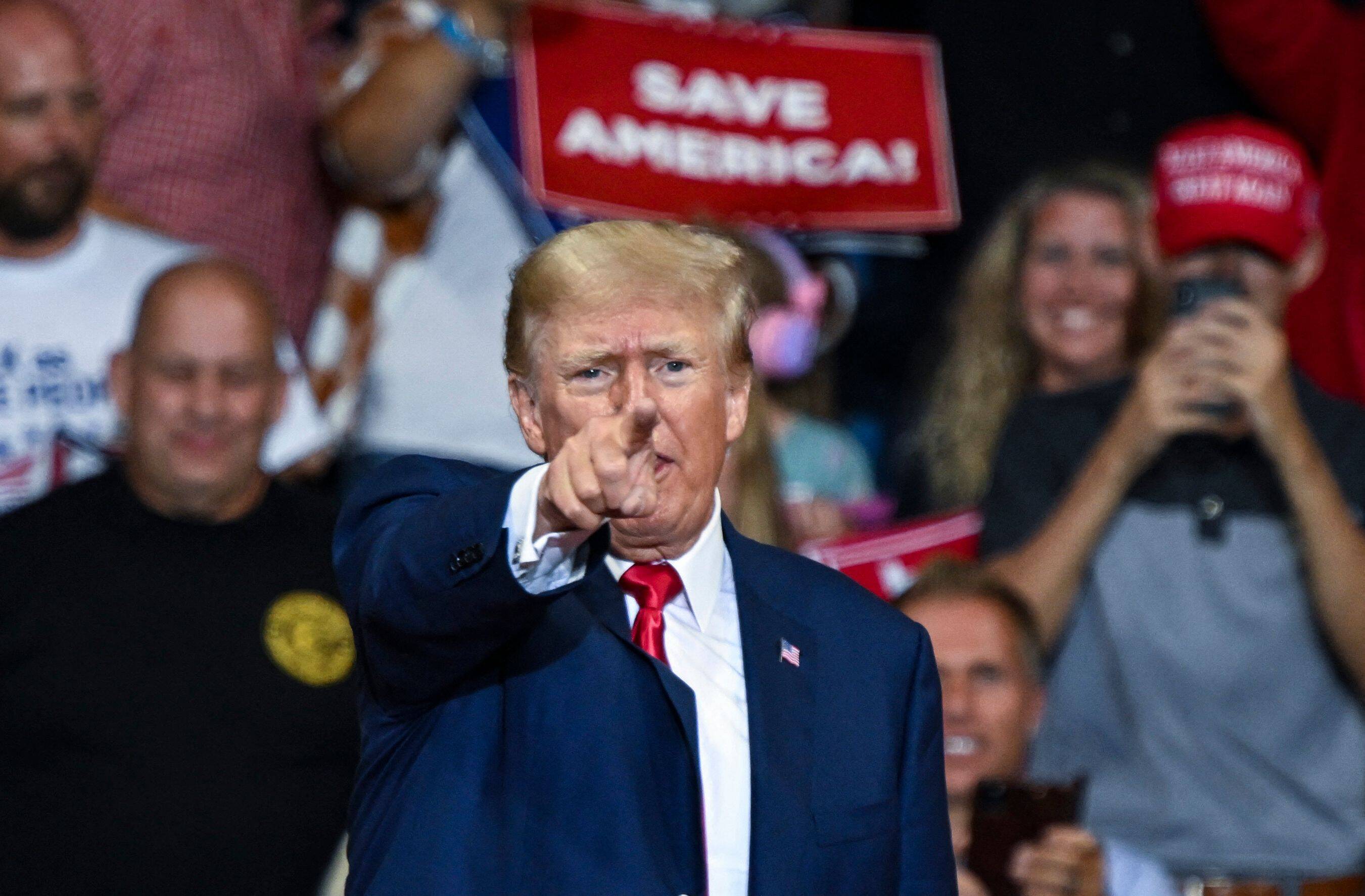 Trump, habla durante mitin de campaña en apoyo de condidatos para gobernador de Pensilvania y Senado.