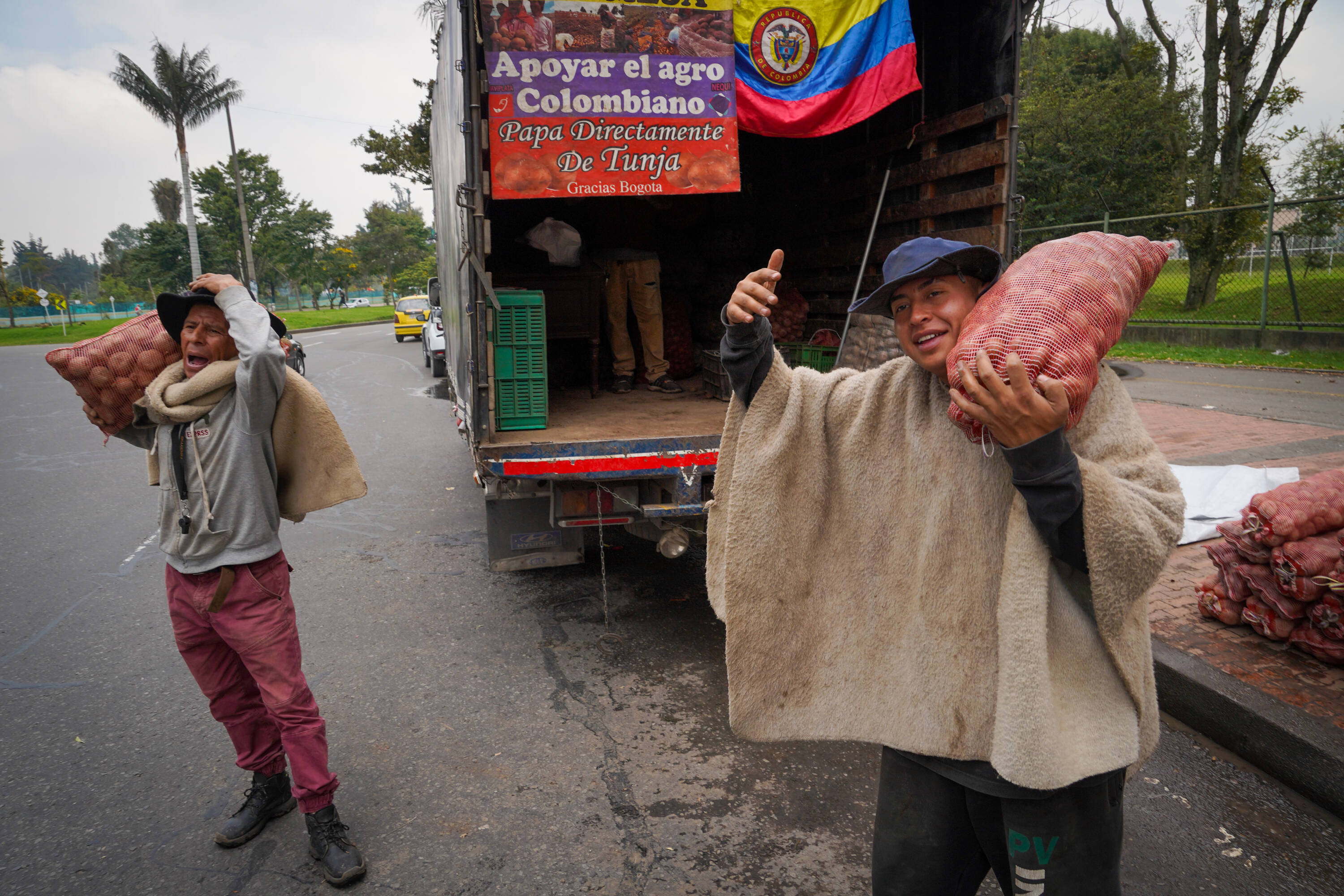Campesinos de Ventaquemada municipio colombiano ubicado en la Provincia del Centro, en el departamento de Boyacá. venden papa frente del parque Simón Bolívar, Bogotá 20 de septiembre del 2022. Foto MAURICIO MORENO EL TIEMPO CEET