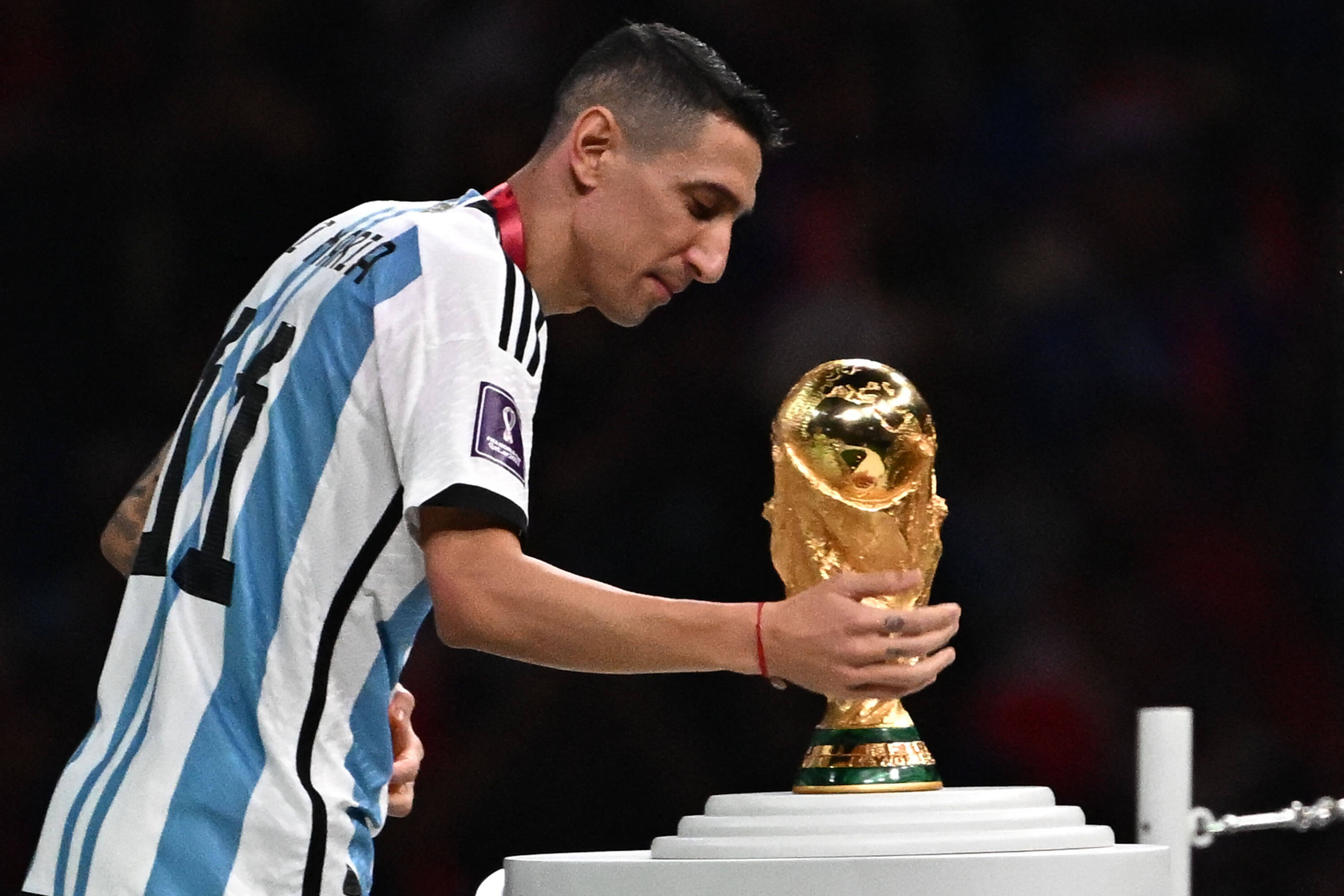 Angel Di María toca la Copa del Mundo.
